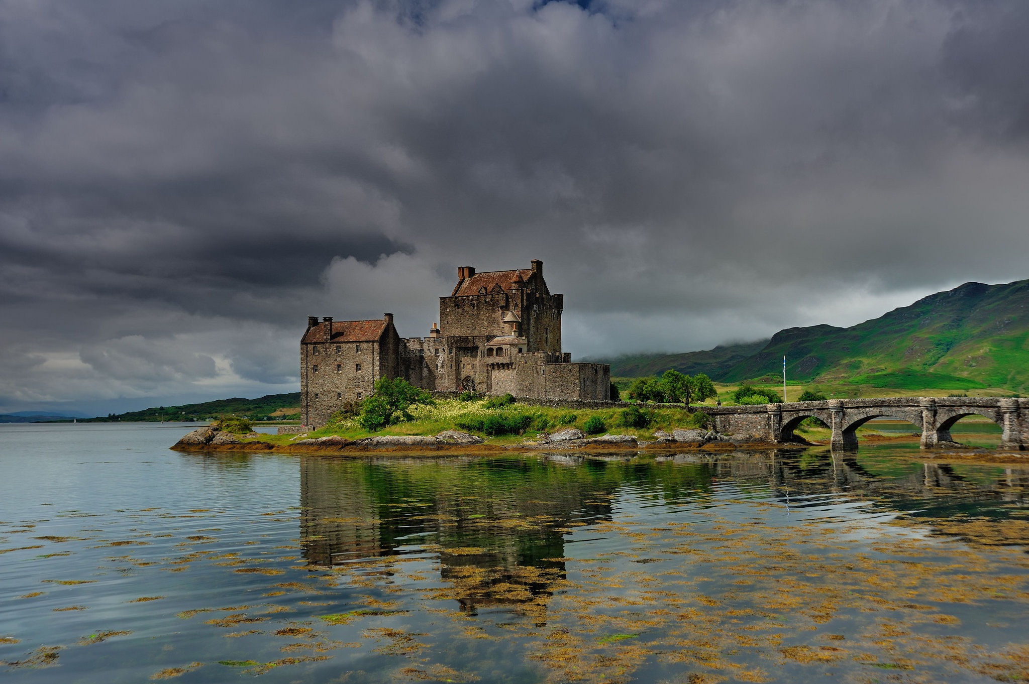 466349 скачать картинку шотландия, замки, сделано человеком, замок эйлен донан, мост, замок, озеро - обои и заставки бесплатно