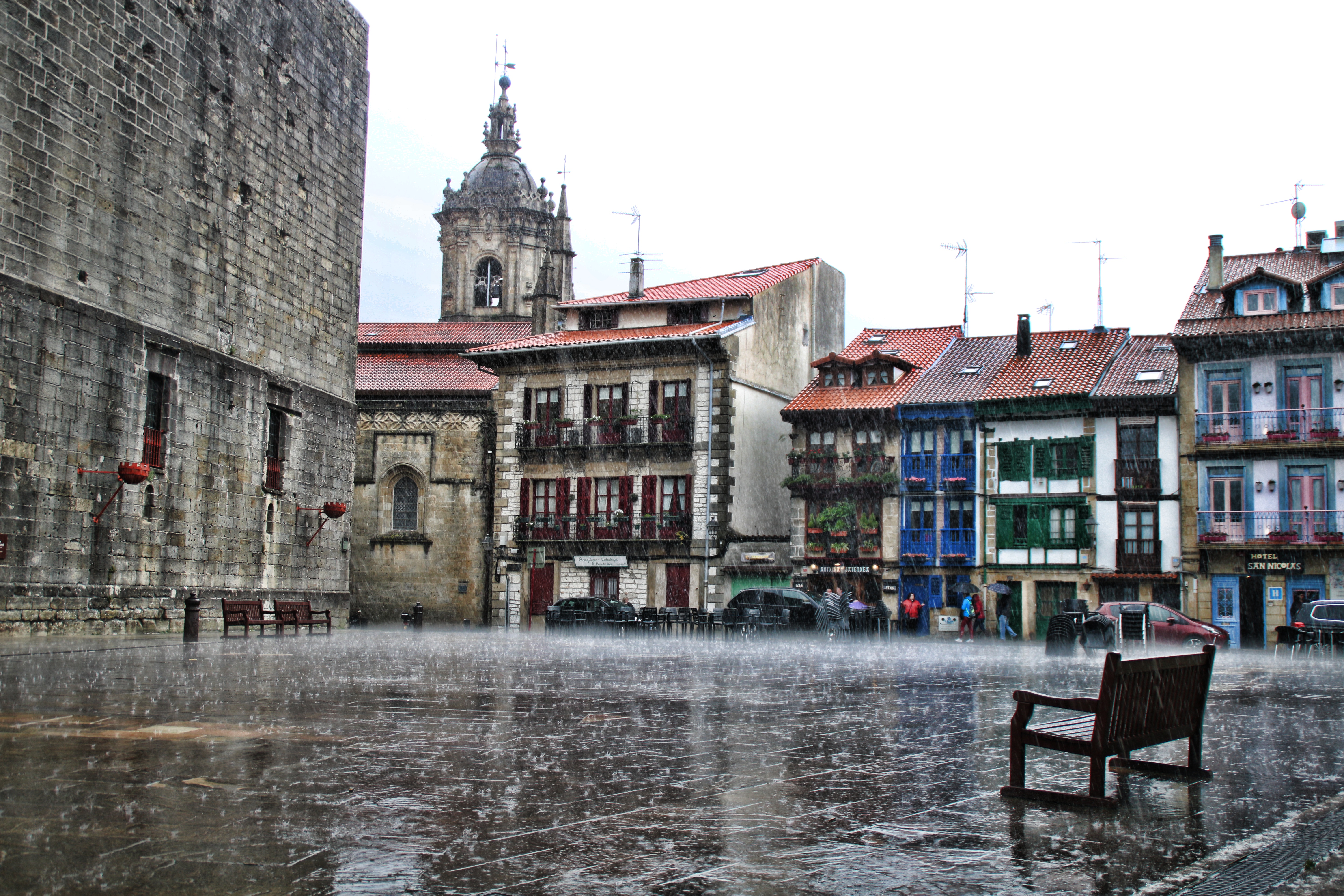 Скачать картинку Дождь, Квадрат, Испания, Место, Сделано Человеком, Хондаррибия в телефон бесплатно.
