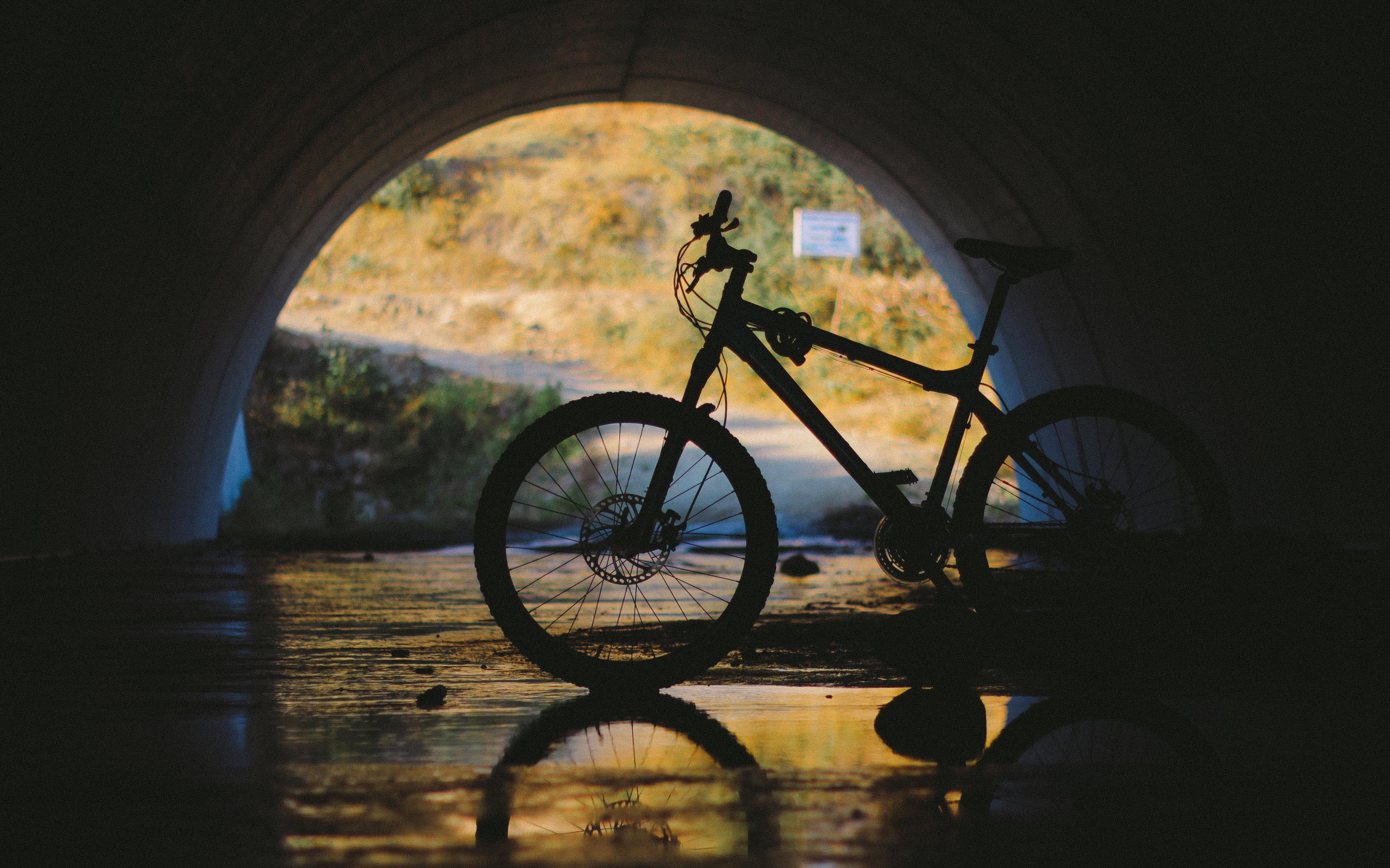 Handy-Wallpaper Fahrrad, Reflexion, Unterirdisch, Unter Tage, Tunnel, Wasser, Dunkel kostenlos herunterladen.