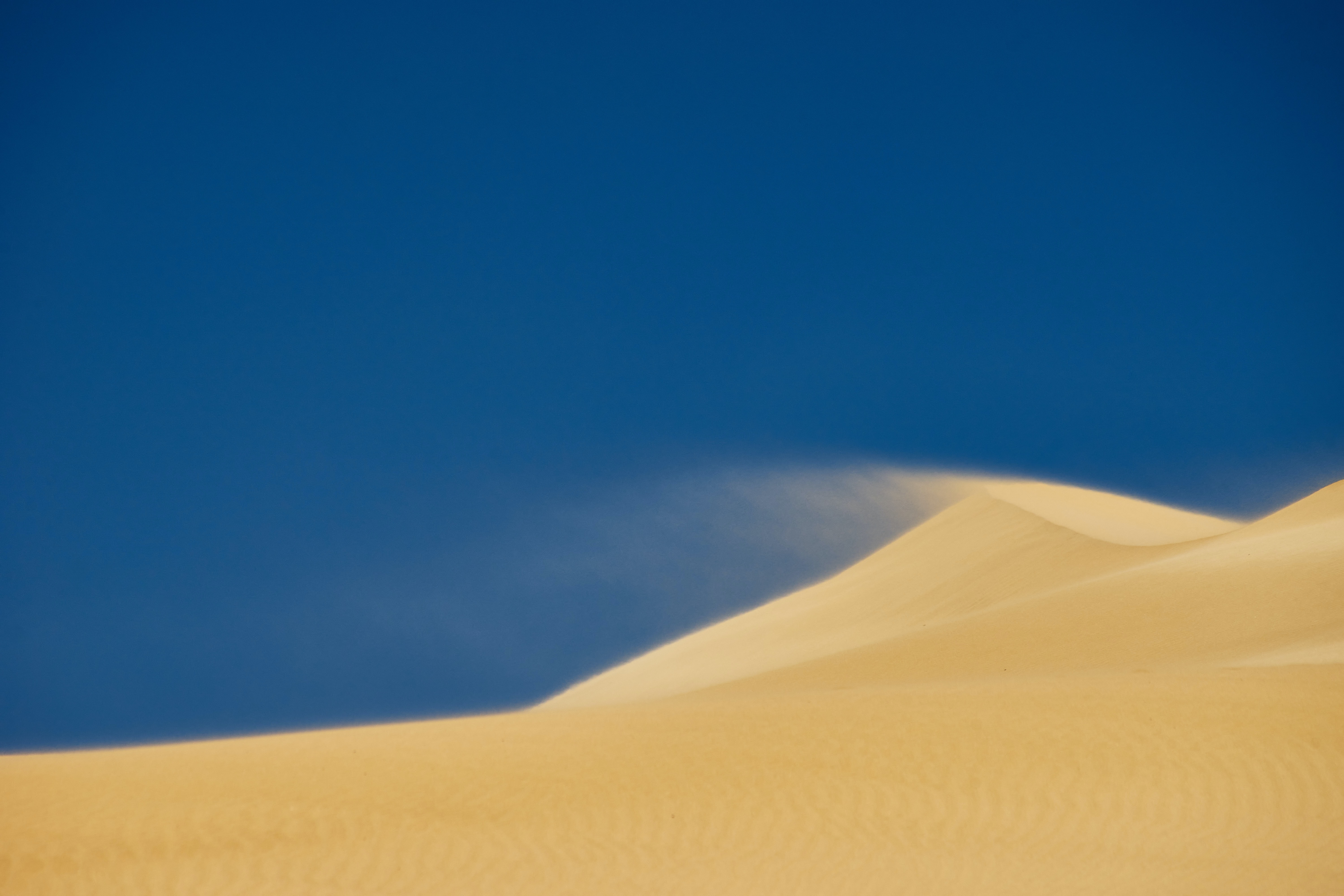 126801 скачать картинку песок, природа, небо, пустыня, пыль, холм - обои и заставки бесплатно
