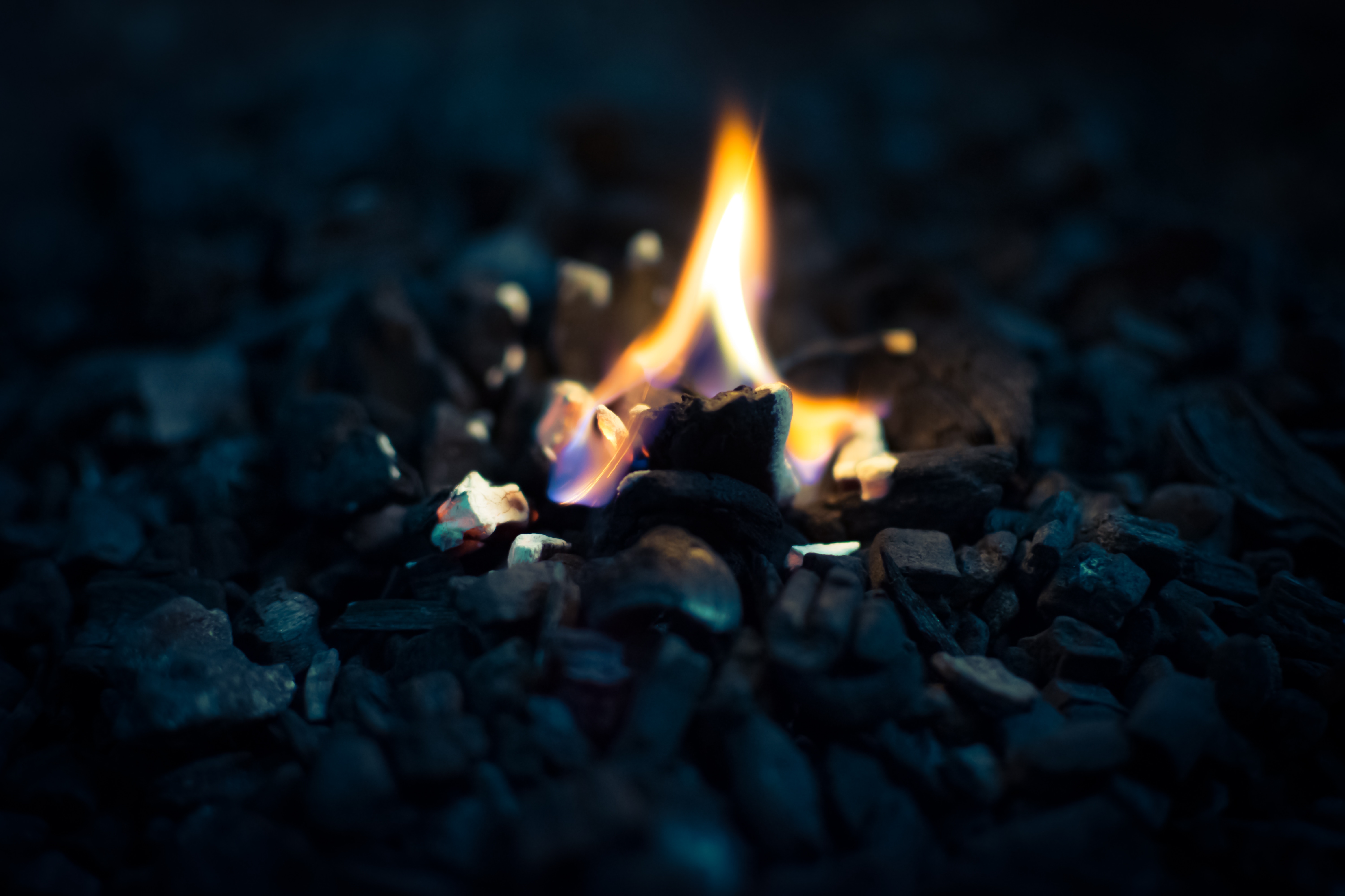Laden Sie das Flamme, Feuer, Makro, Stones, Dunkel-Bild kostenlos auf Ihren PC-Desktop herunter