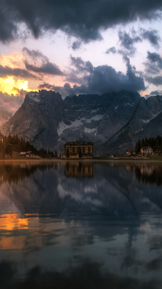 Скачать картинку Озера, Италия, Гора, Озеро, Отражение, Фотографии, Доломитовые Альпы в телефон бесплатно.