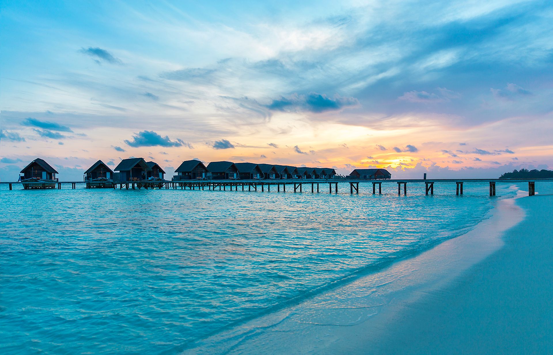 881049 descargar imagen hecho por el hombre, centro turístico, bungalow, cabaña, maldivas, océano, mar, atardecer: fondos de pantalla y protectores de pantalla gratis