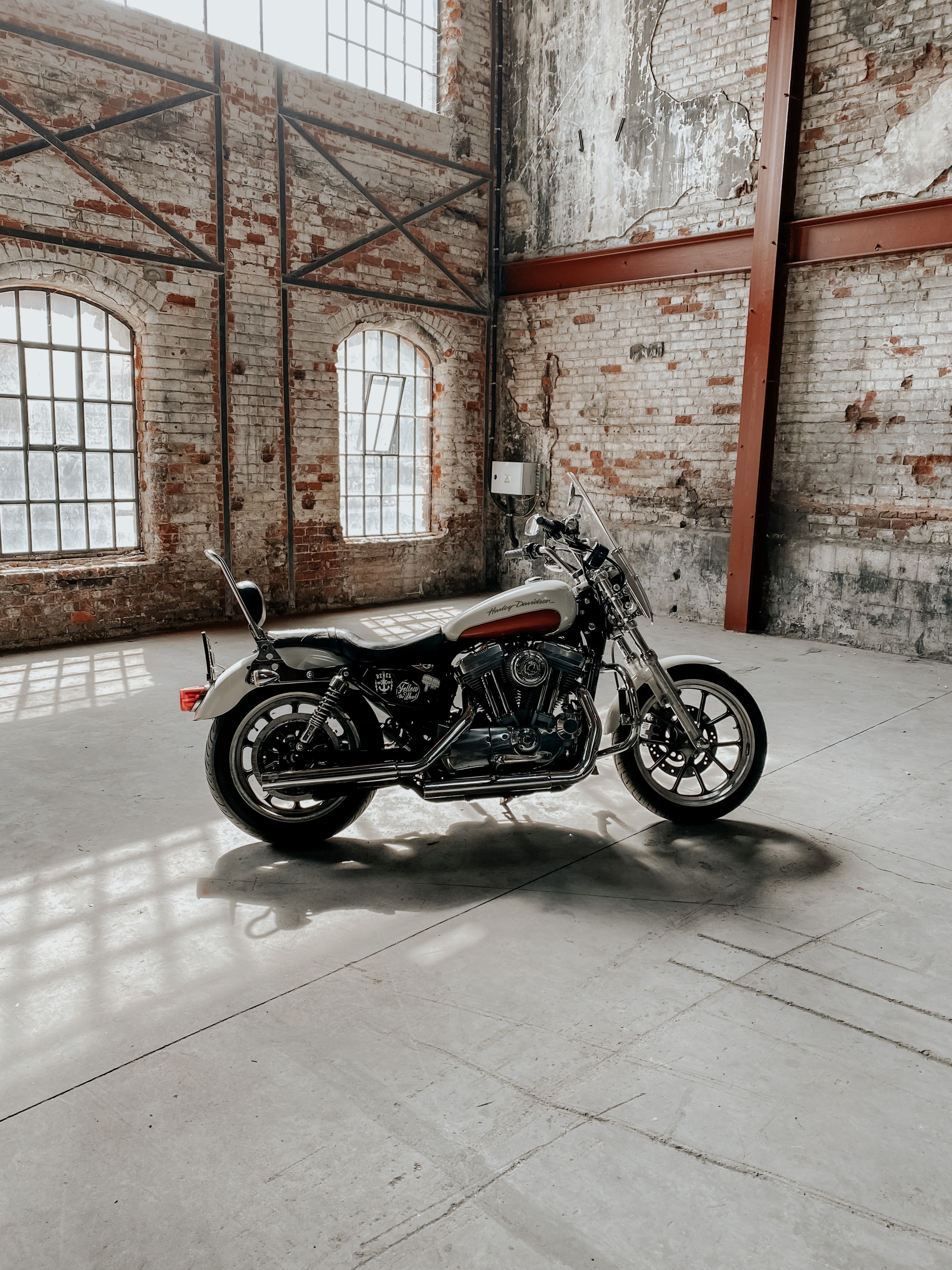 155295 descargar fondo de pantalla perfil, motocicletas, edificio, vista lateral, motocicleta, bicicleta: protectores de pantalla e imágenes gratis