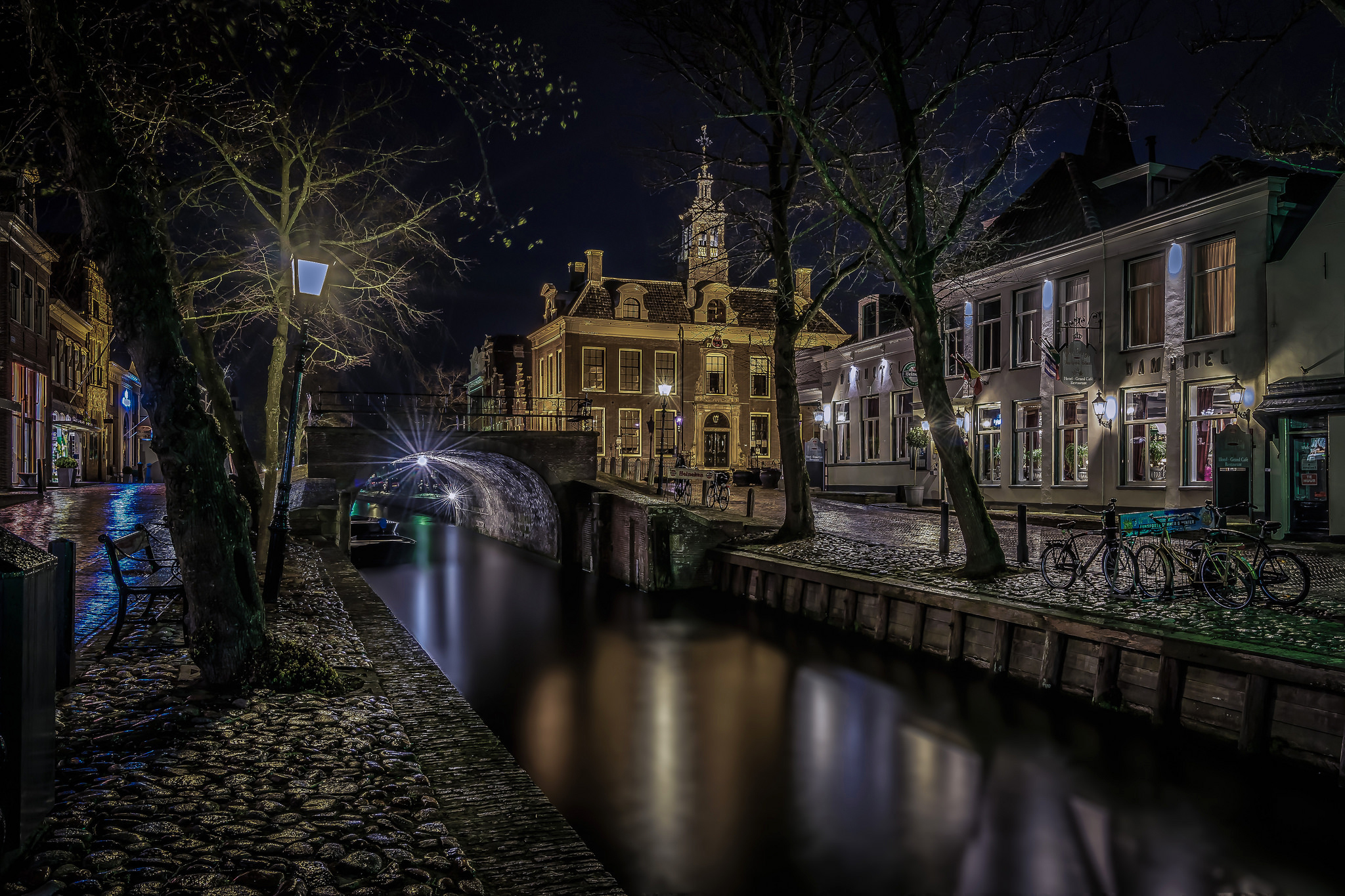 Скачать картинку Города, Ночь, Дом, Мост, Нидерланды, Городок, Канал, Сделано Человеком в телефон бесплатно.