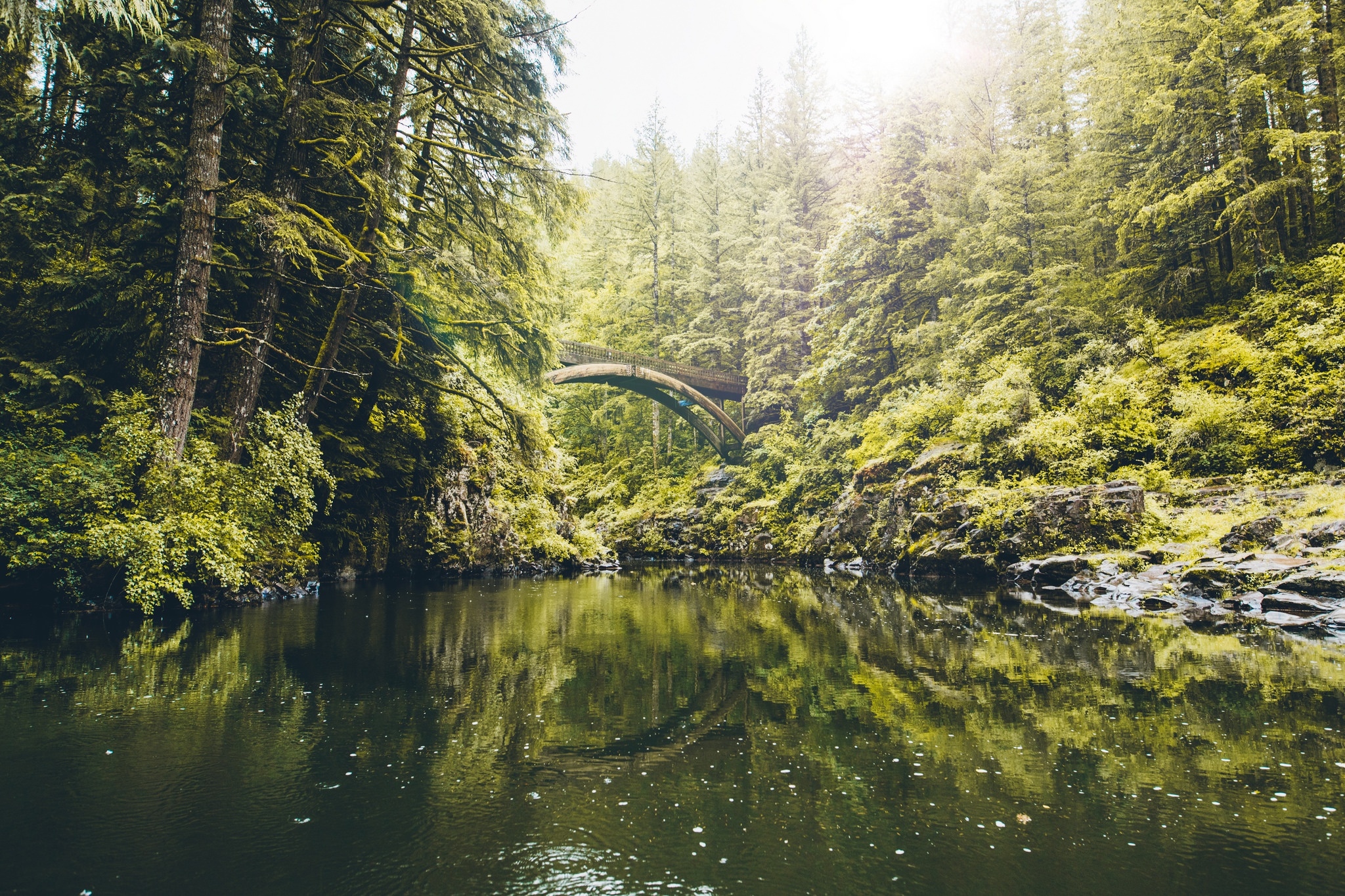 Descarga gratis la imagen Naturaleza, Rio, Bosque, Puente, Tierra/naturaleza, Reflejo, Verdor en el escritorio de tu PC