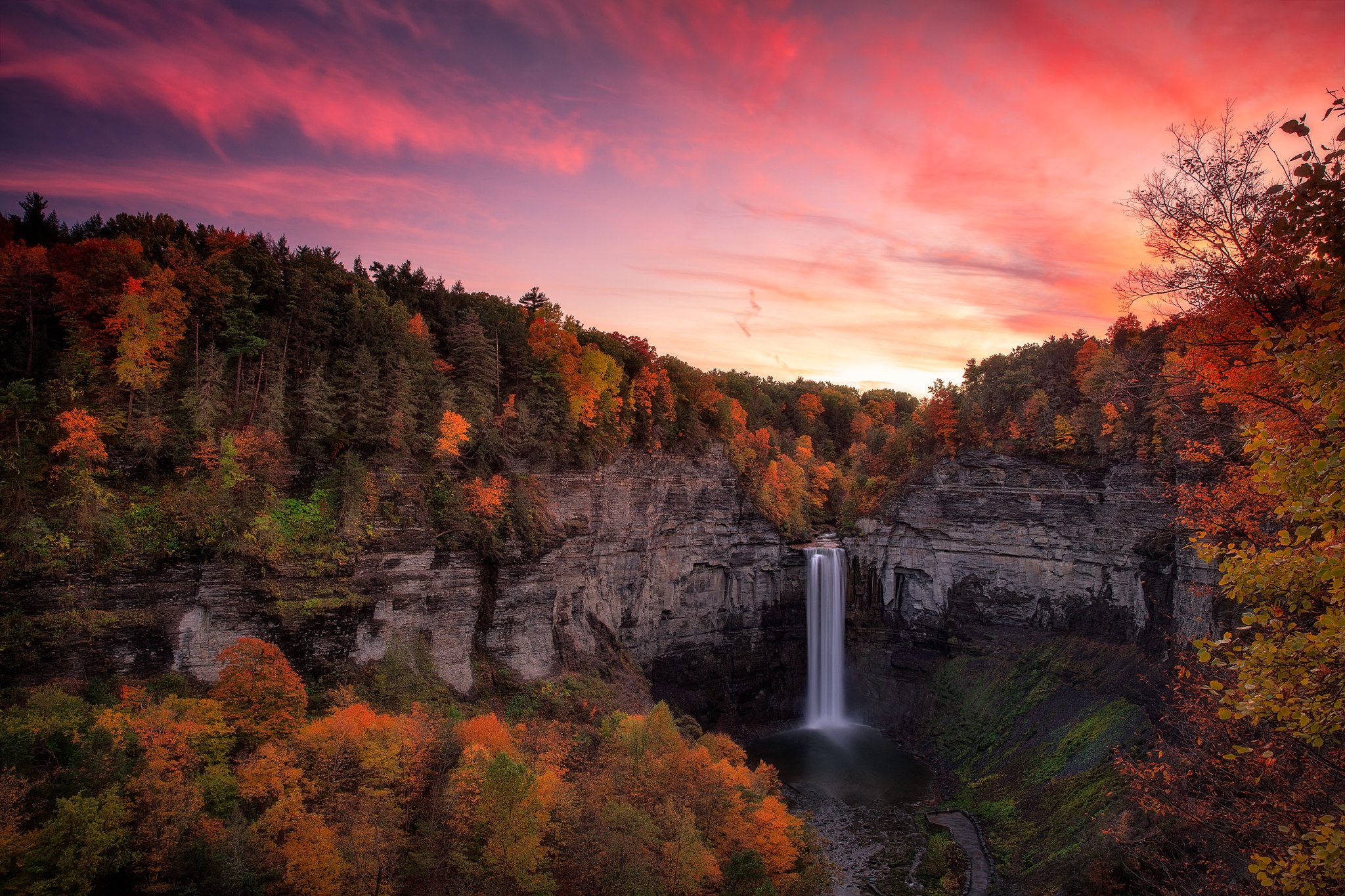 Handy-Wallpaper Natur, Herbst, Wasserfälle, Wasserfall, Wald, Klippe, Sonnenuntergang, Erde/natur kostenlos herunterladen.