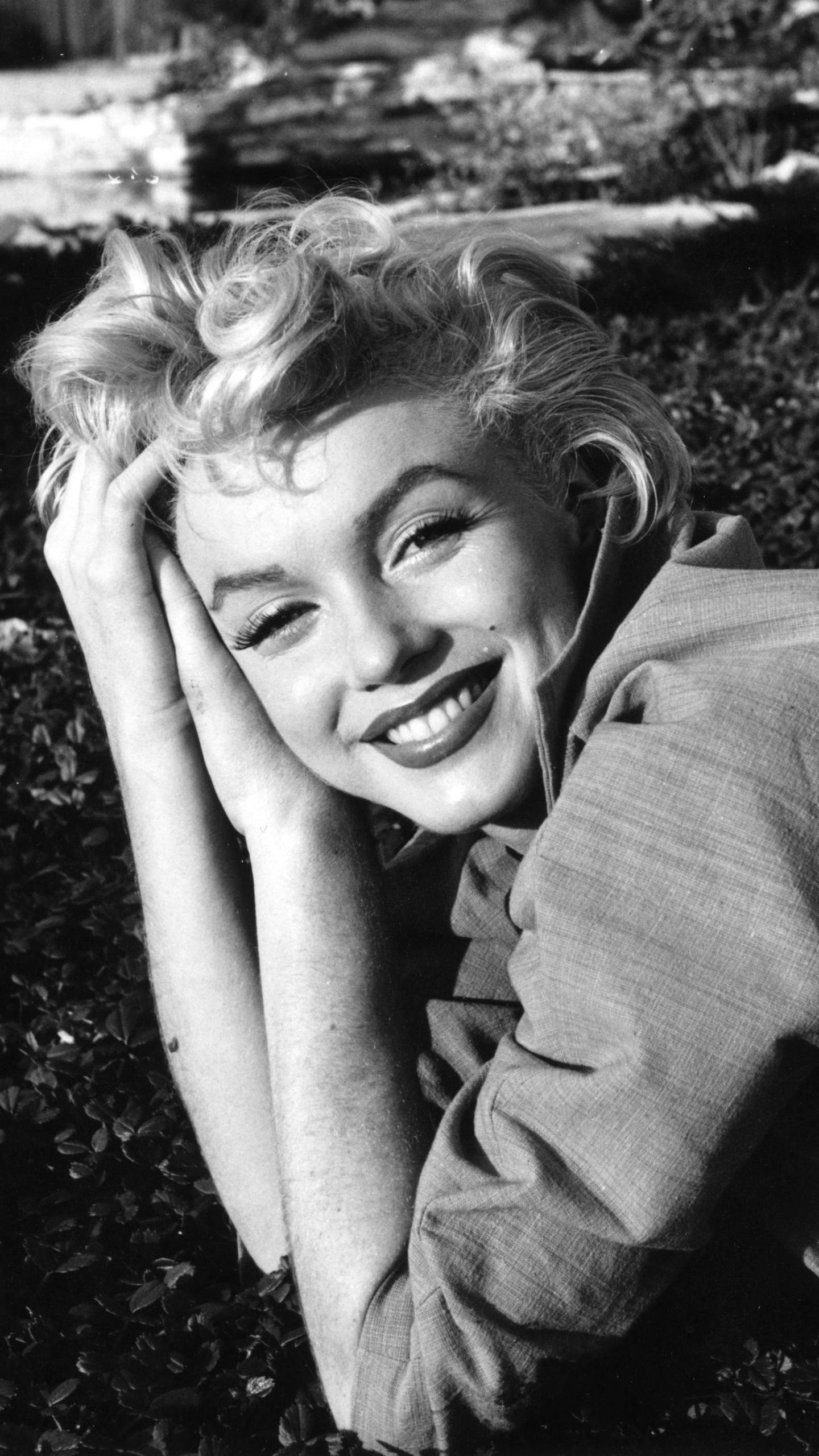 Download mobile wallpaper Marilyn Monroe, Smile, Celebrity, Black & White for free.