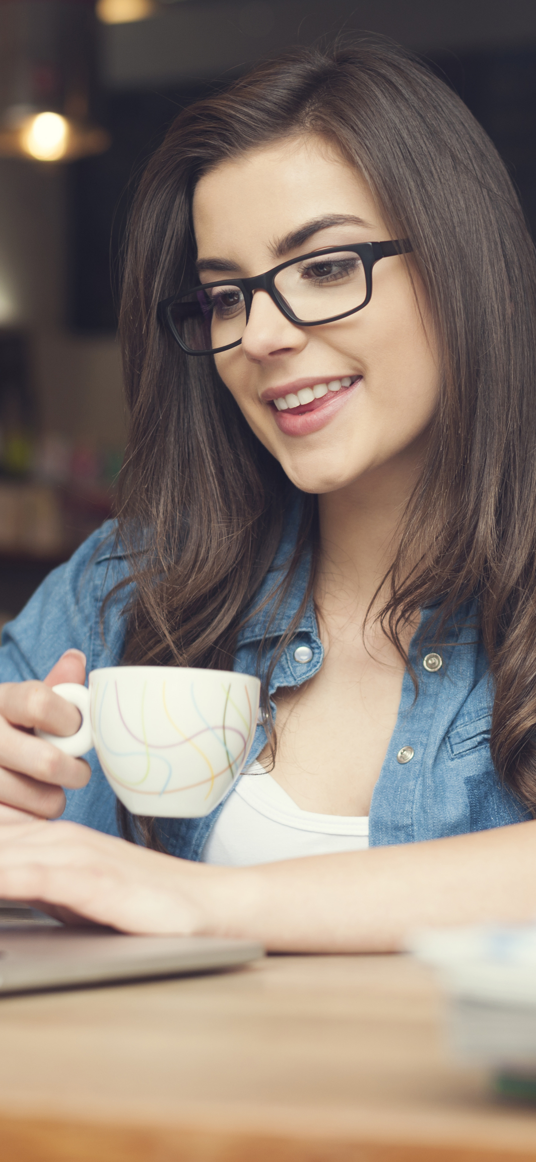 Handy-Wallpaper Tasse, Lächeln, Brille, Brünette, Modell, Frauen kostenlos herunterladen.