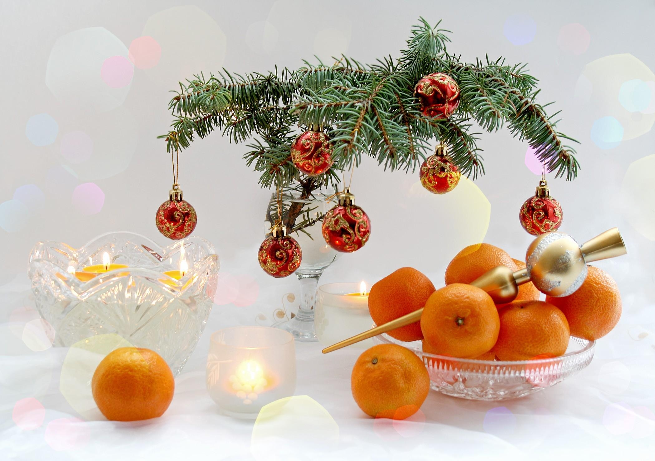 157501 скачать обои мандарины, стол, новый год, ветка, рождество, свечи, праздники, угощения - заставки и картинки бесплатно