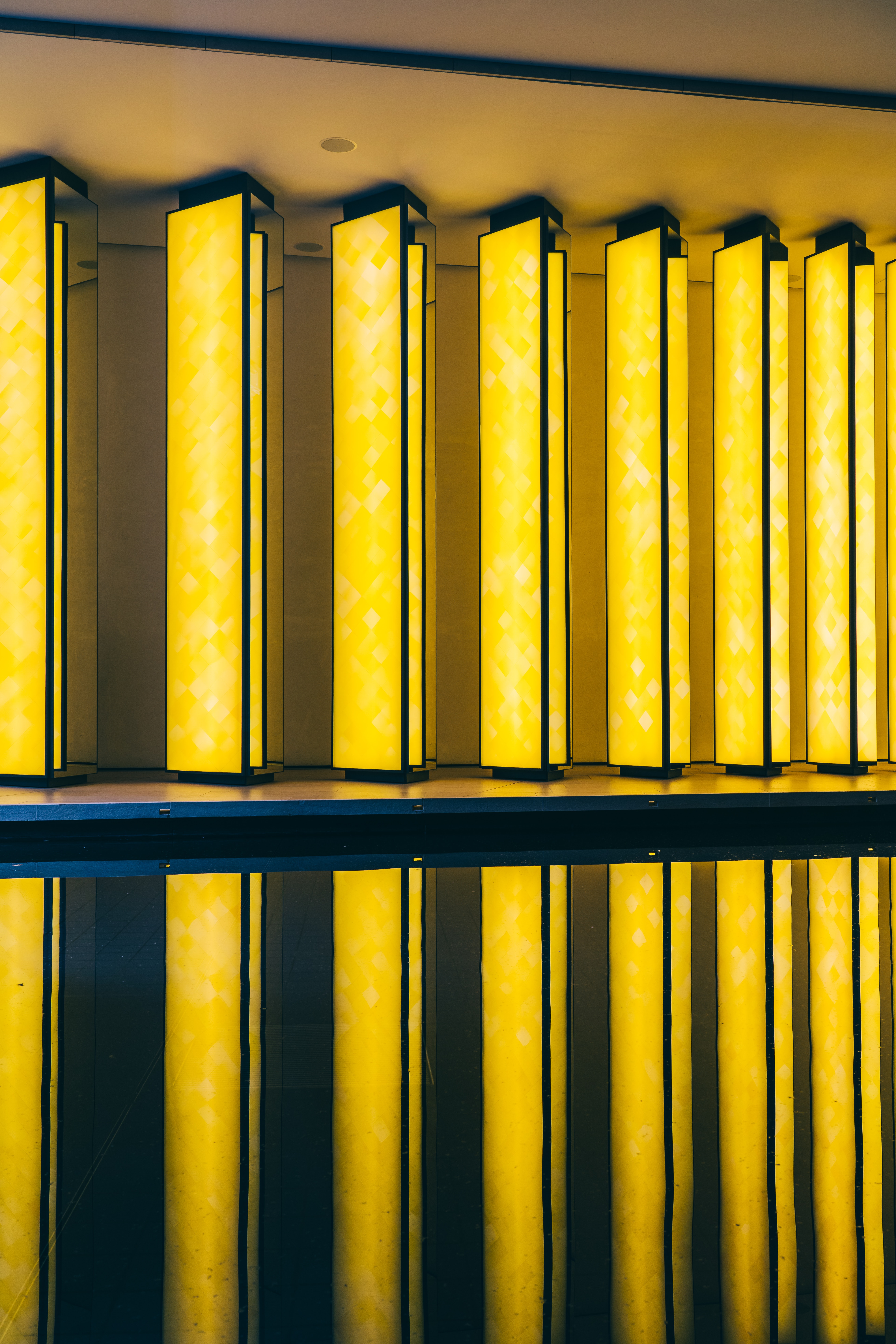 108417 скачать обои колонны, желтый, архитектура, свет, разное, свечение - заставки и картинки бесплатно