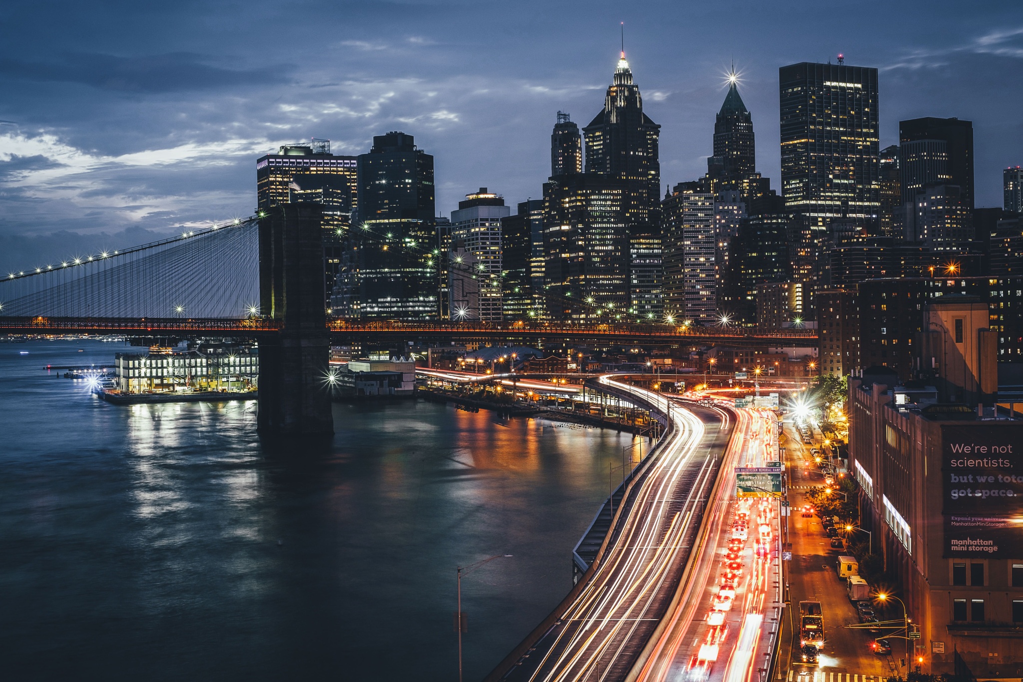 Скачать картинку Города, Ночь, Город, Мост, Сша, Здание, Нью Йорк, Небоскрёб, Бруклинский Мост, Сделано Человеком, Манхэттен, Замедленная Киносъёмка в телефон бесплатно.