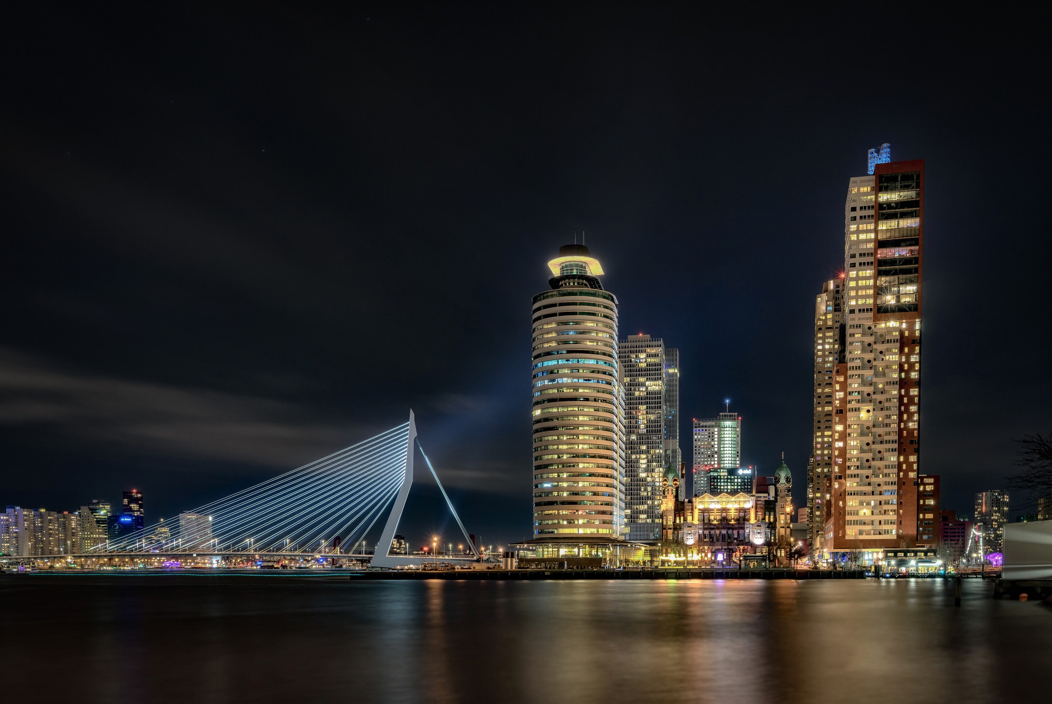 428061 скачать картинку города, сделано человеком, роттердам, мост, здание, свет, нидерланды, ночь, небоскрёб - обои и заставки бесплатно