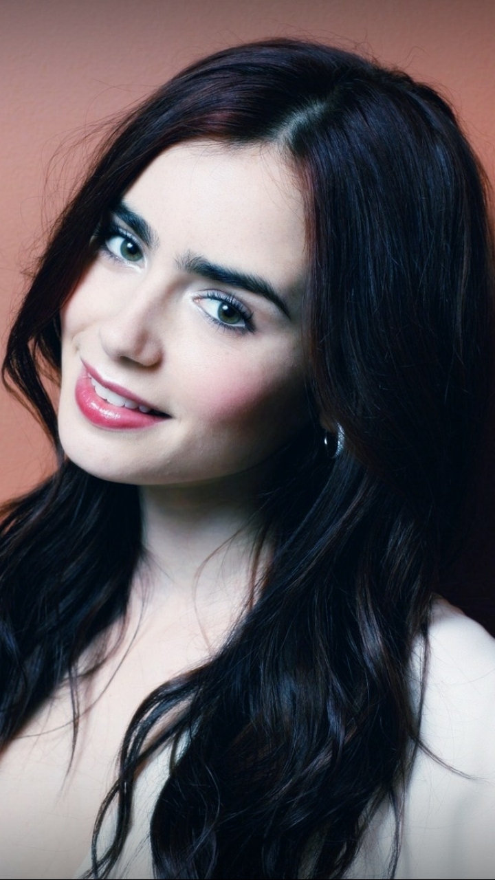 Download mobile wallpaper Celebrity, Lily Collins for free.