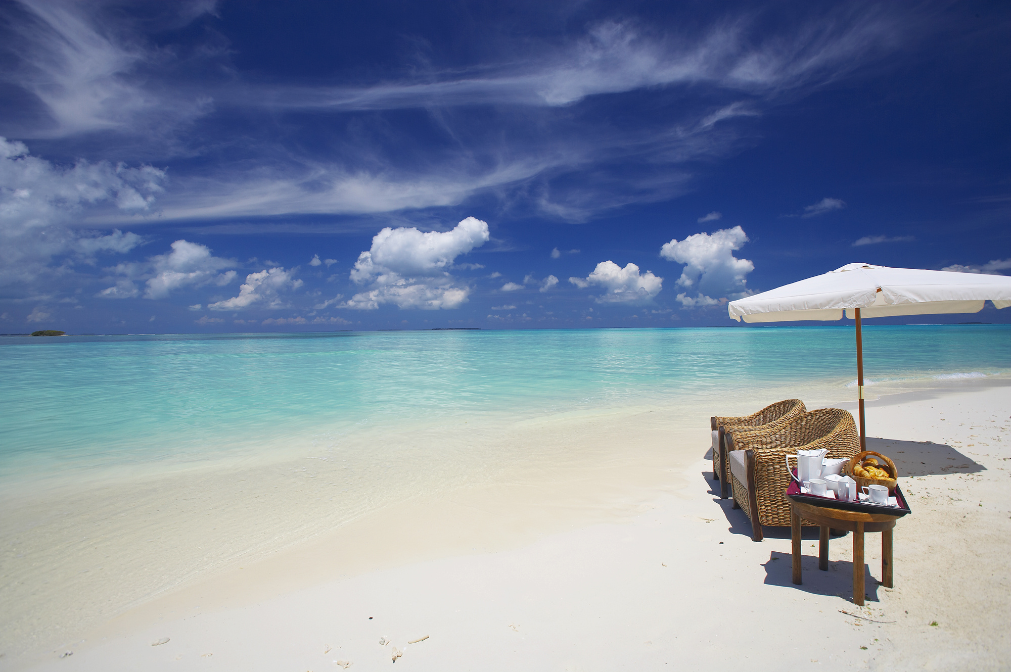 143141 télécharger le fond d'écran eau, océan, nuages, plage, nature, maldives, sable, parapluie - économiseurs d'écran et images gratuitement