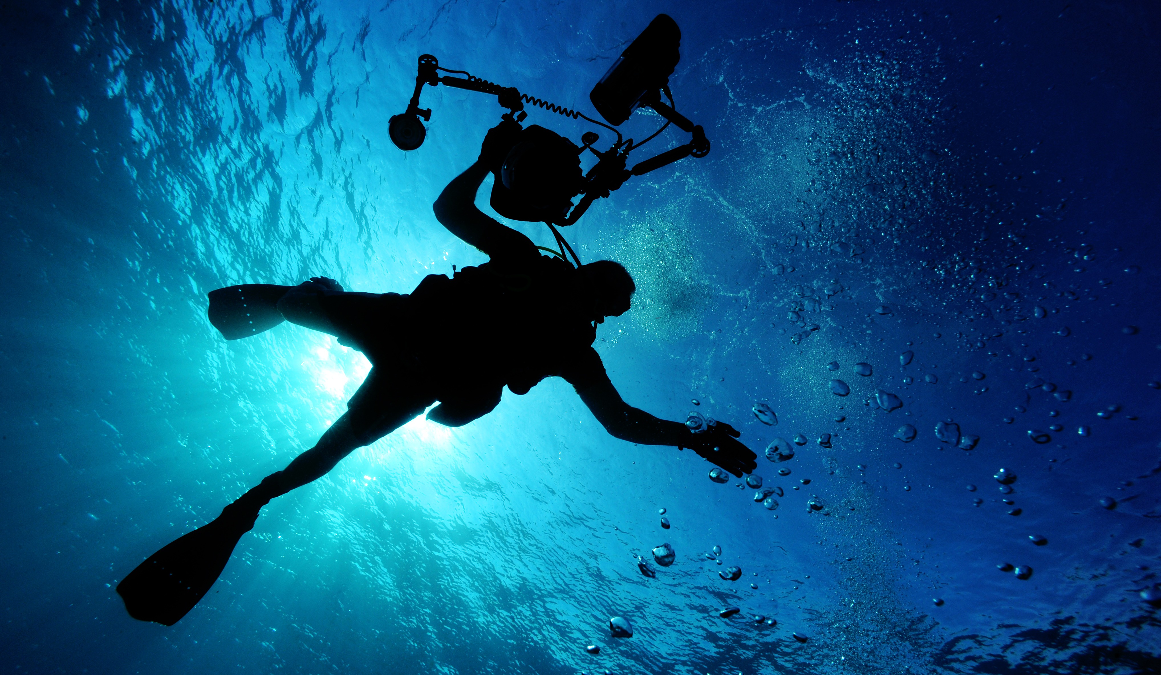 742558 скачать картинку дайвер, виды спорта, подводное плавание с аквалангом, камера, свет, океан, аквалангист, подводный - обои и заставки бесплатно