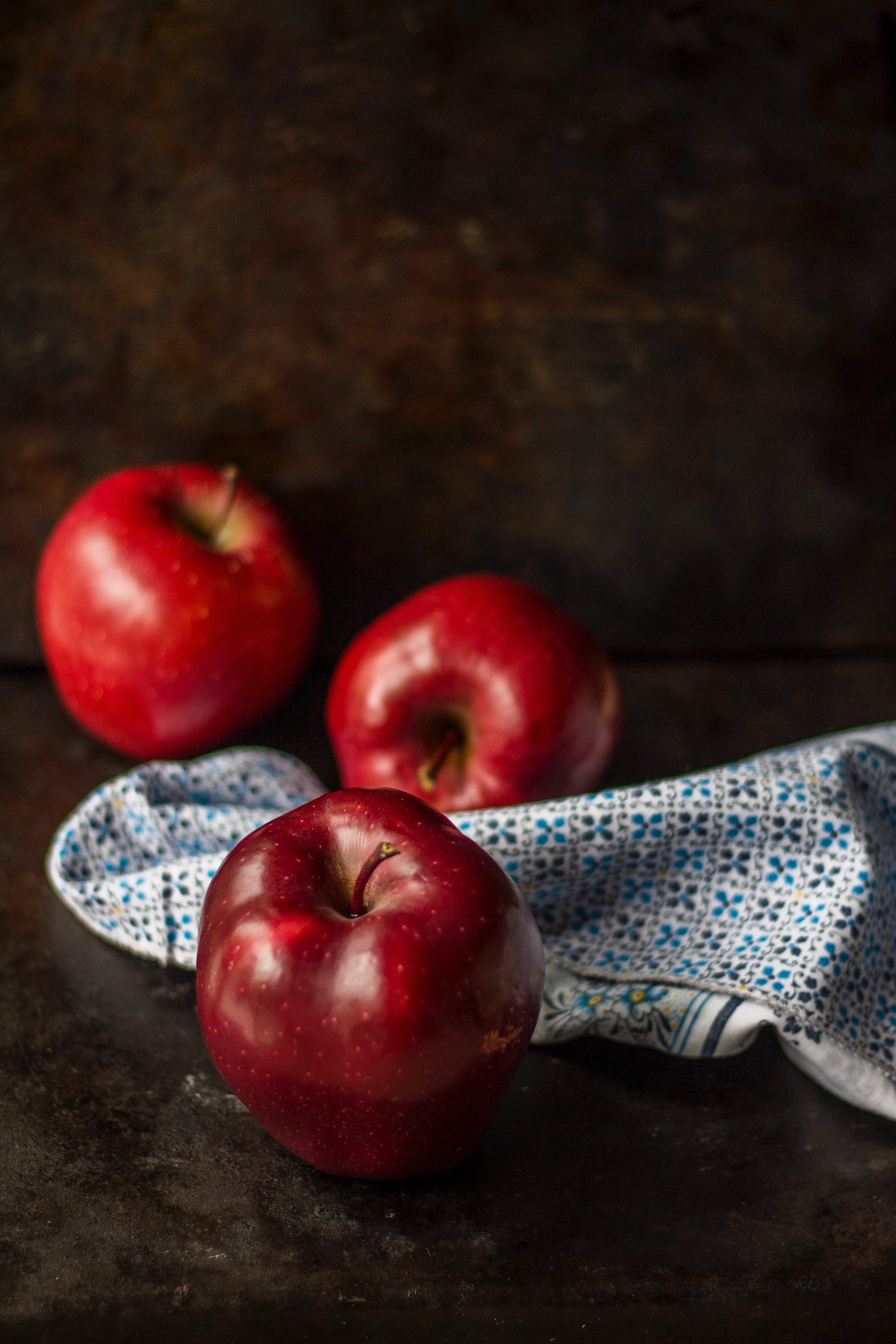 85316 скачать обои яблоко, фрукт, натюрморт, еда, красный - заставки и картинки бесплатно
