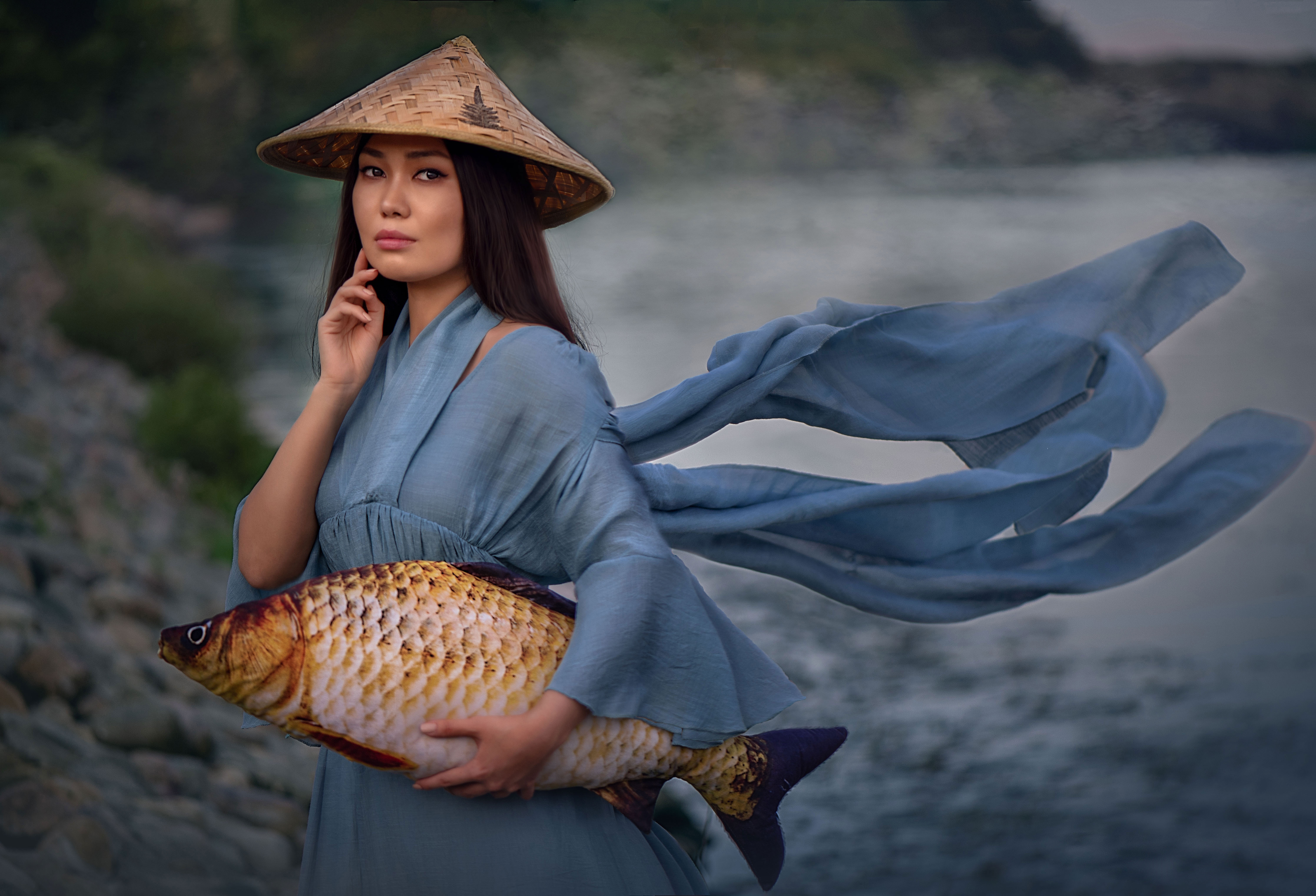 Скачать картинку Рыба, Модель, Азии, Женщины, Глубина Резкости, Азиатская Коническая Шляпа в телефон бесплатно.