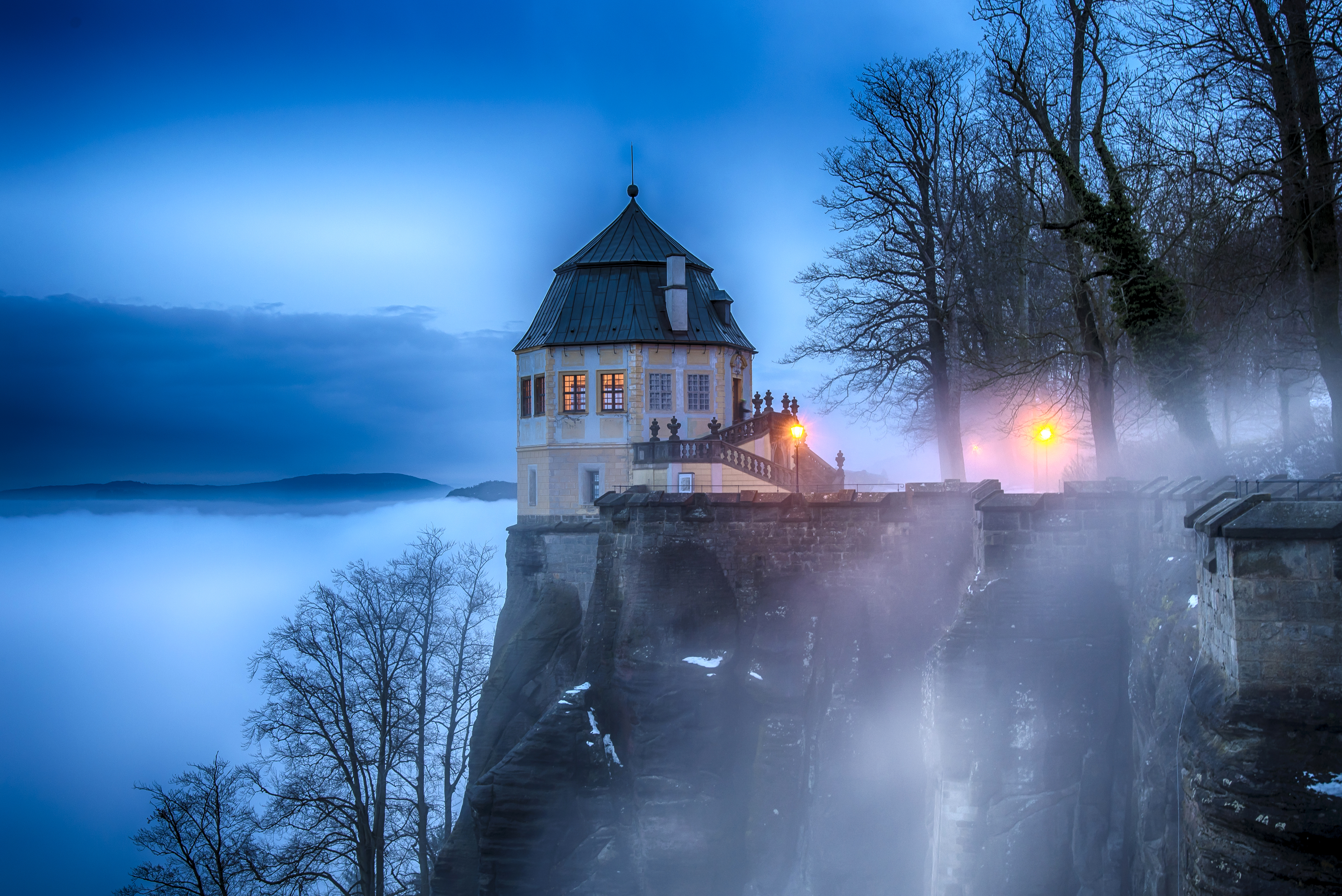 1525365 скачать картинку туман, швейцария, сделано человеком, замок, крепость, крепость кенигштайн, замки - обои и заставки бесплатно