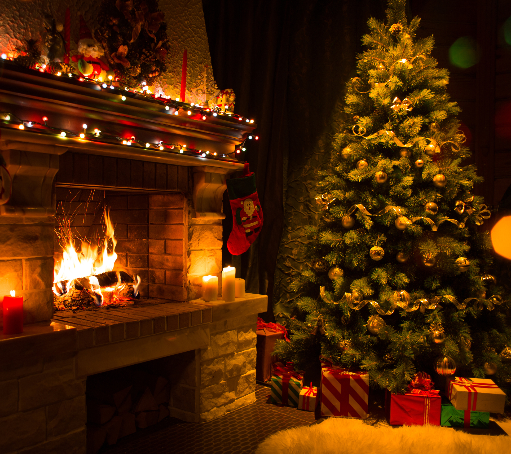 Handy-Wallpaper Feiertage, Weihnachten, Licht, Weihnachtsschmuck, Weihnachtsbaum, Kerze, Wohnzimmer, Kamin kostenlos herunterladen.