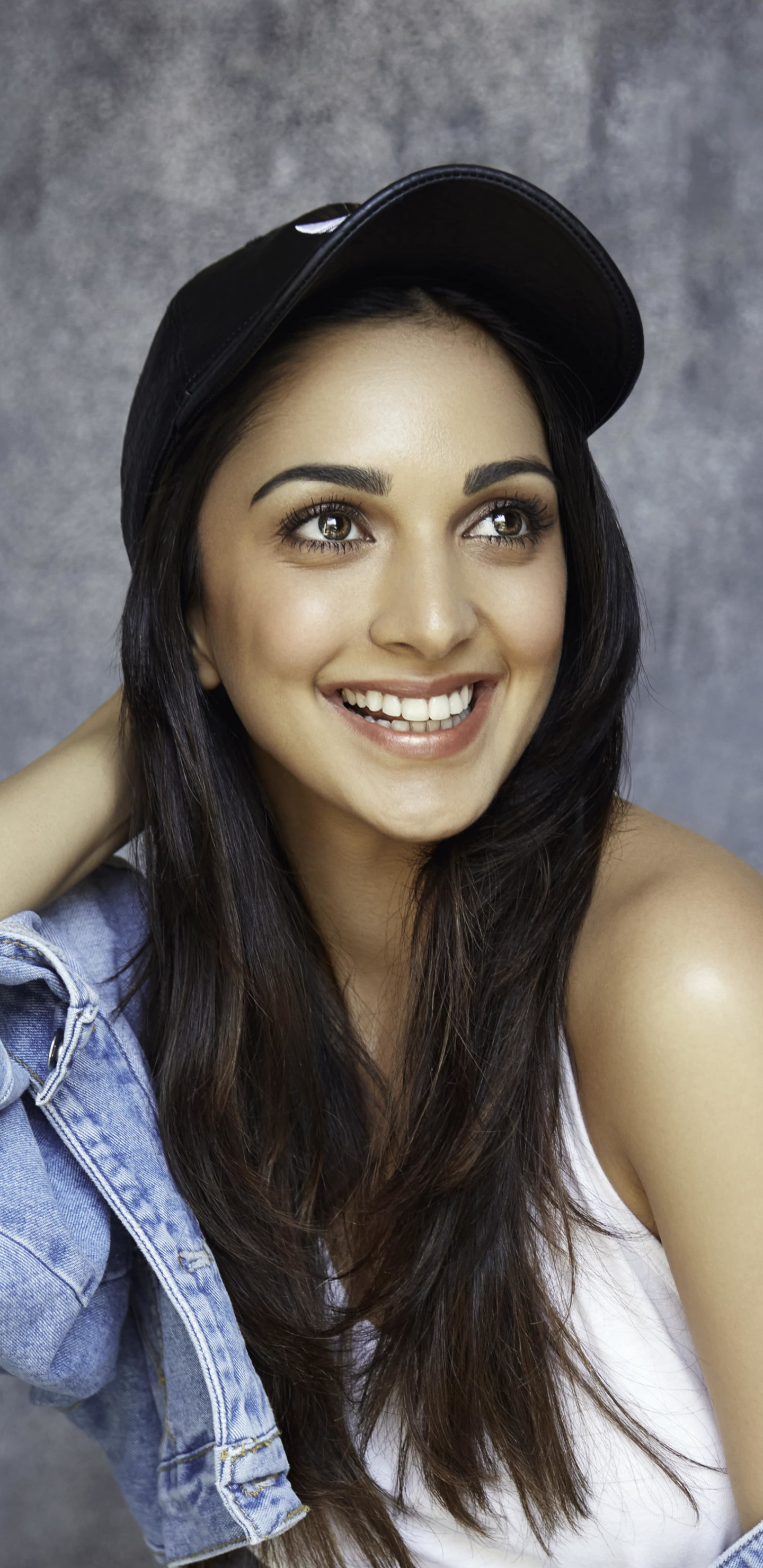 Baixar papel de parede para celular de Sorriso, Boné, Indiano, Celebridade, Cabelo Preto, Atriz, Kiara Advani gratuito.