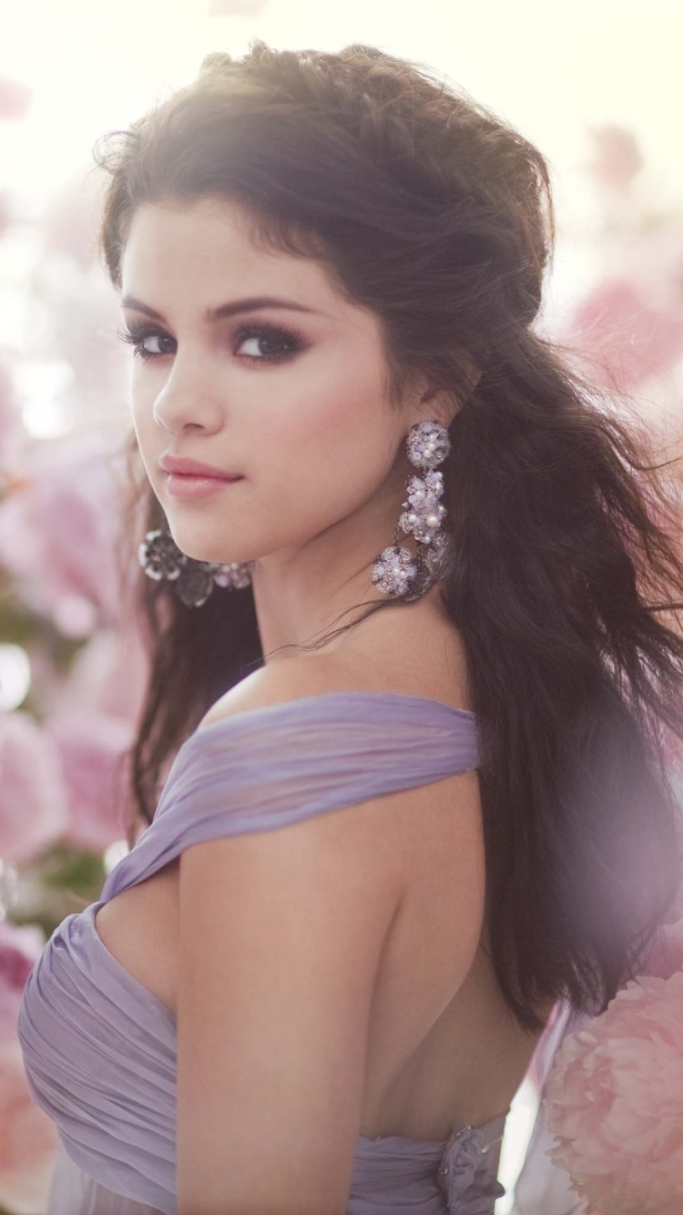 Handy-Wallpaper Musik, Selena Gomez, Sänger, Ohrringe, Blick, Amerikanisch, Braune Augen, Schwarzes Haar kostenlos herunterladen.