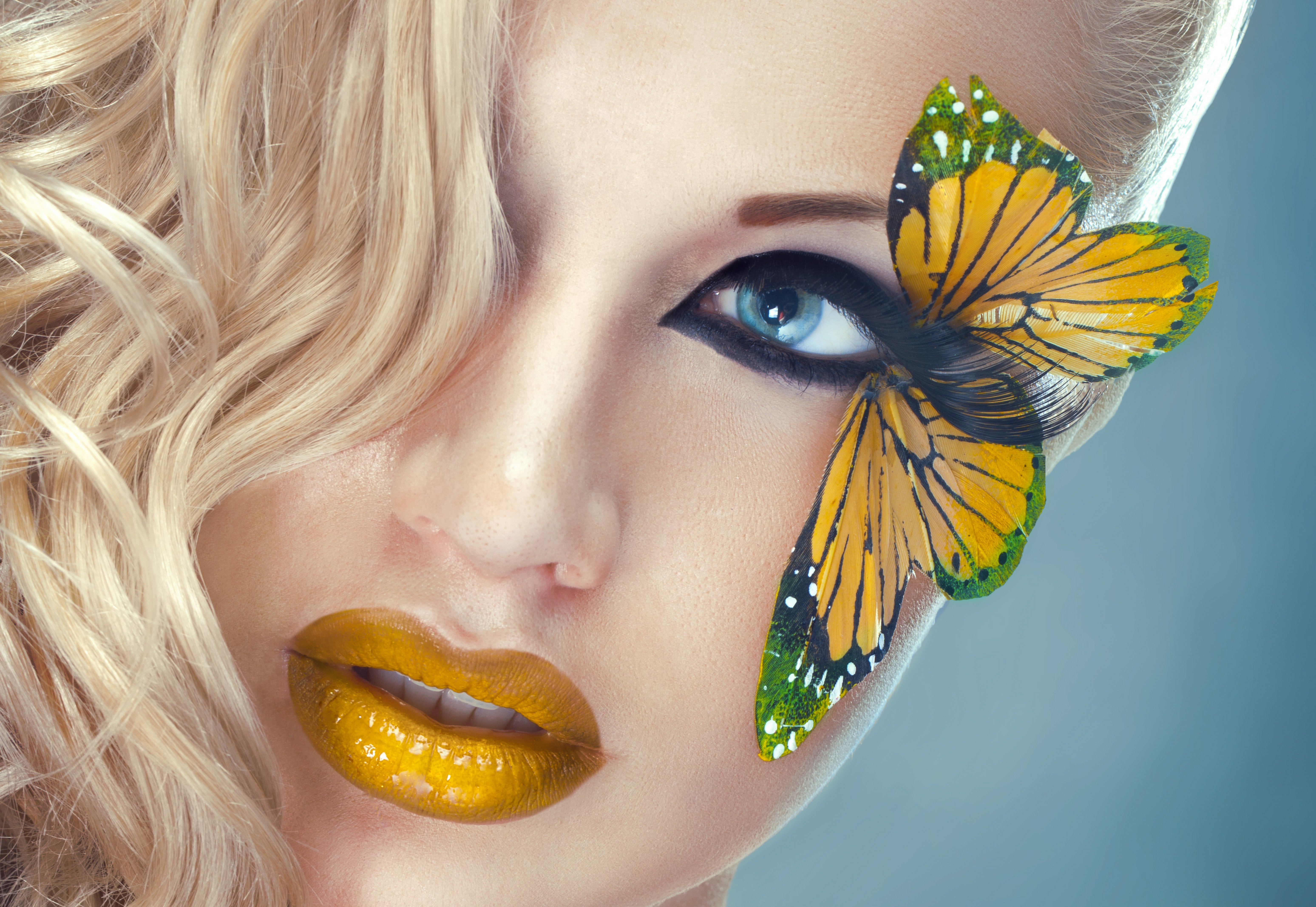Laden Sie das Schmetterlinge, Gesicht, Frauen, Blaue Augen, Blondinen, Lippenstift-Bild kostenlos auf Ihren PC-Desktop herunter