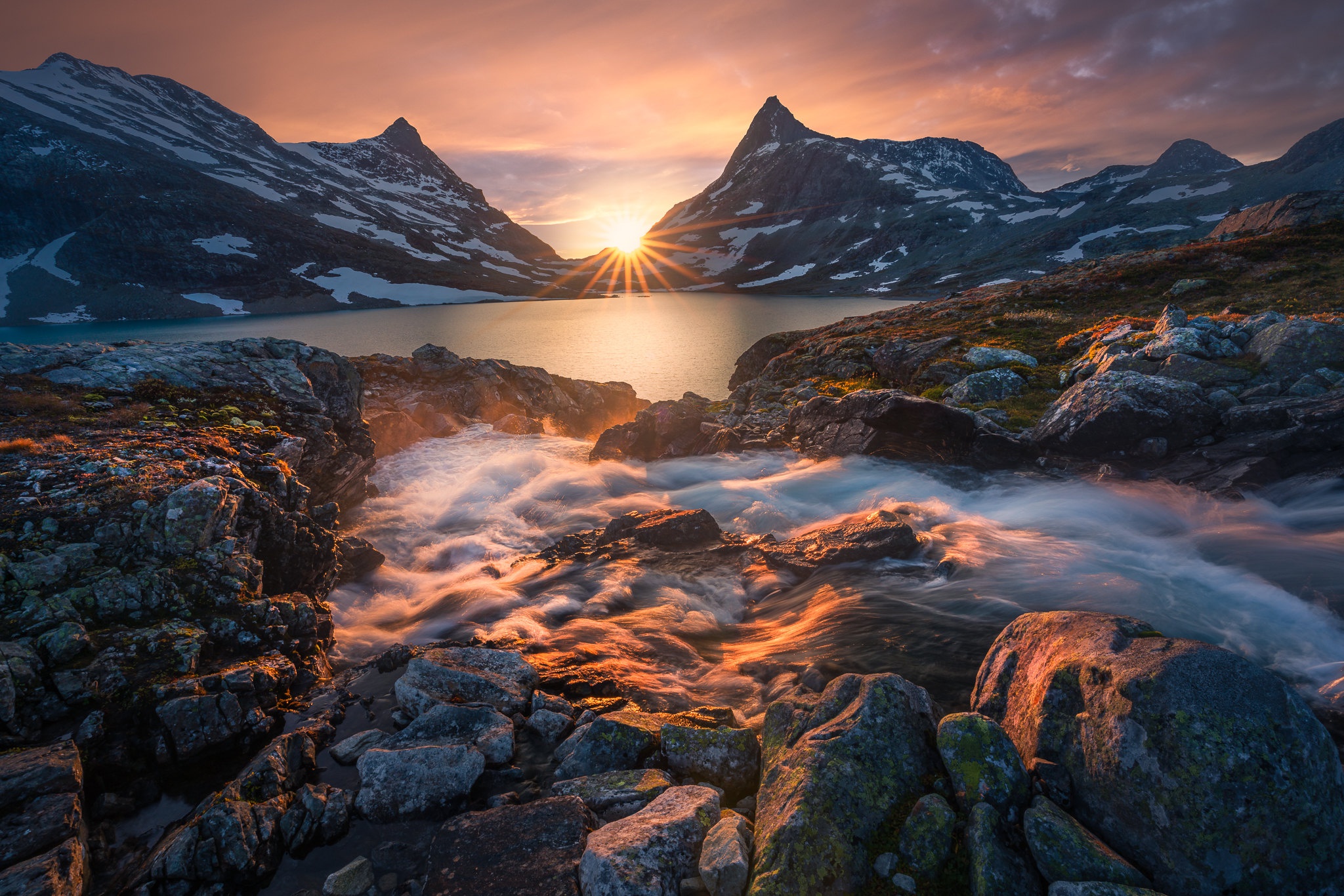 Descarga gratis la imagen Montaña, Lago, Noruega, Chorro, Atardecer, Rayo De Sol, Tierra/naturaleza en el escritorio de tu PC