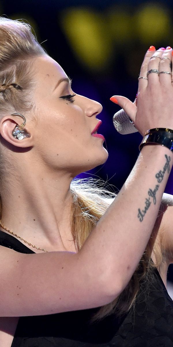 Australian Female Blond Rapper Phone wallpaper: Iggy Azalea, Music, Australian, Blonde, Microphone ...