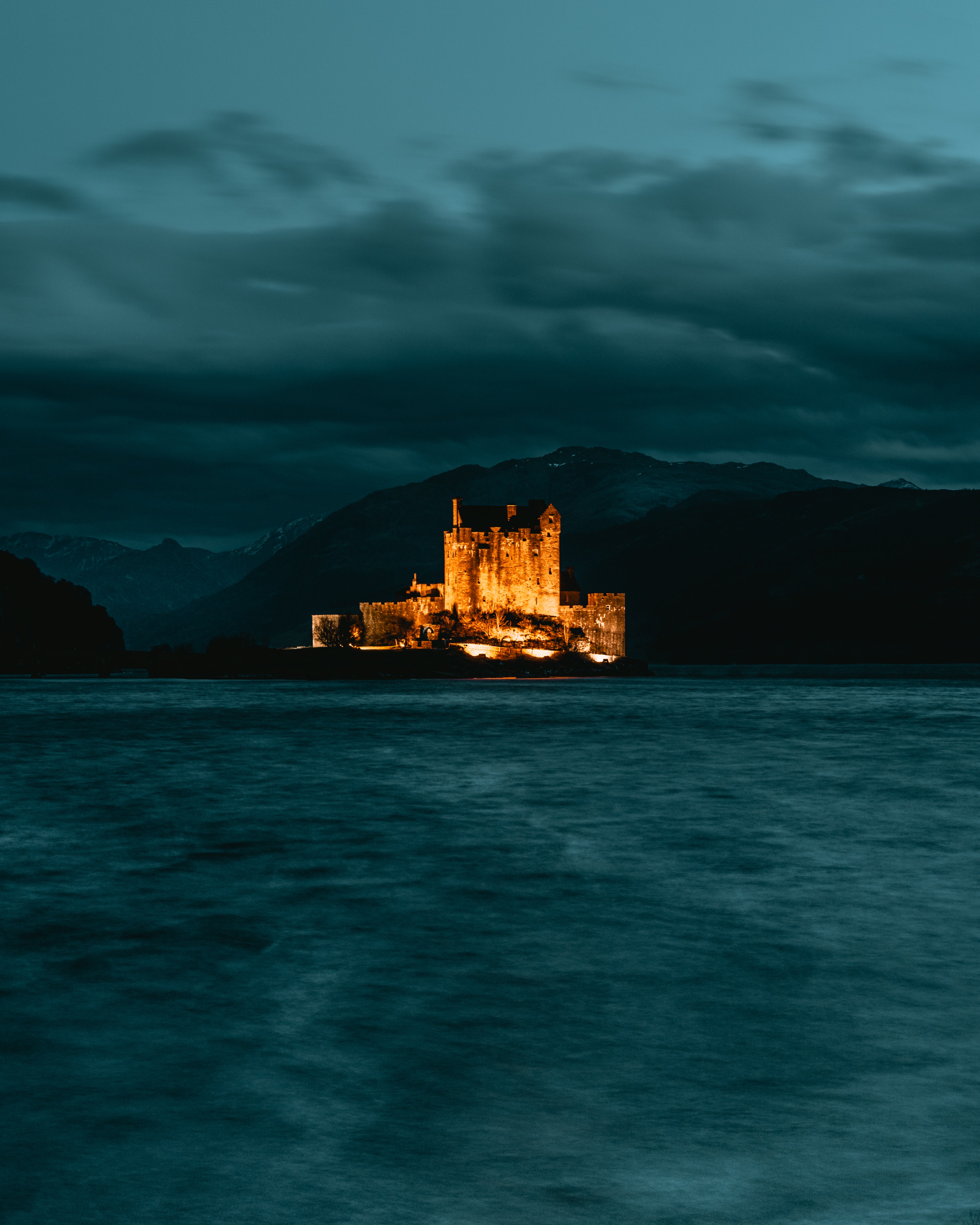 Скачать картинку Ночь, Остров, Замок, Темные, Темный в телефон бесплатно.
