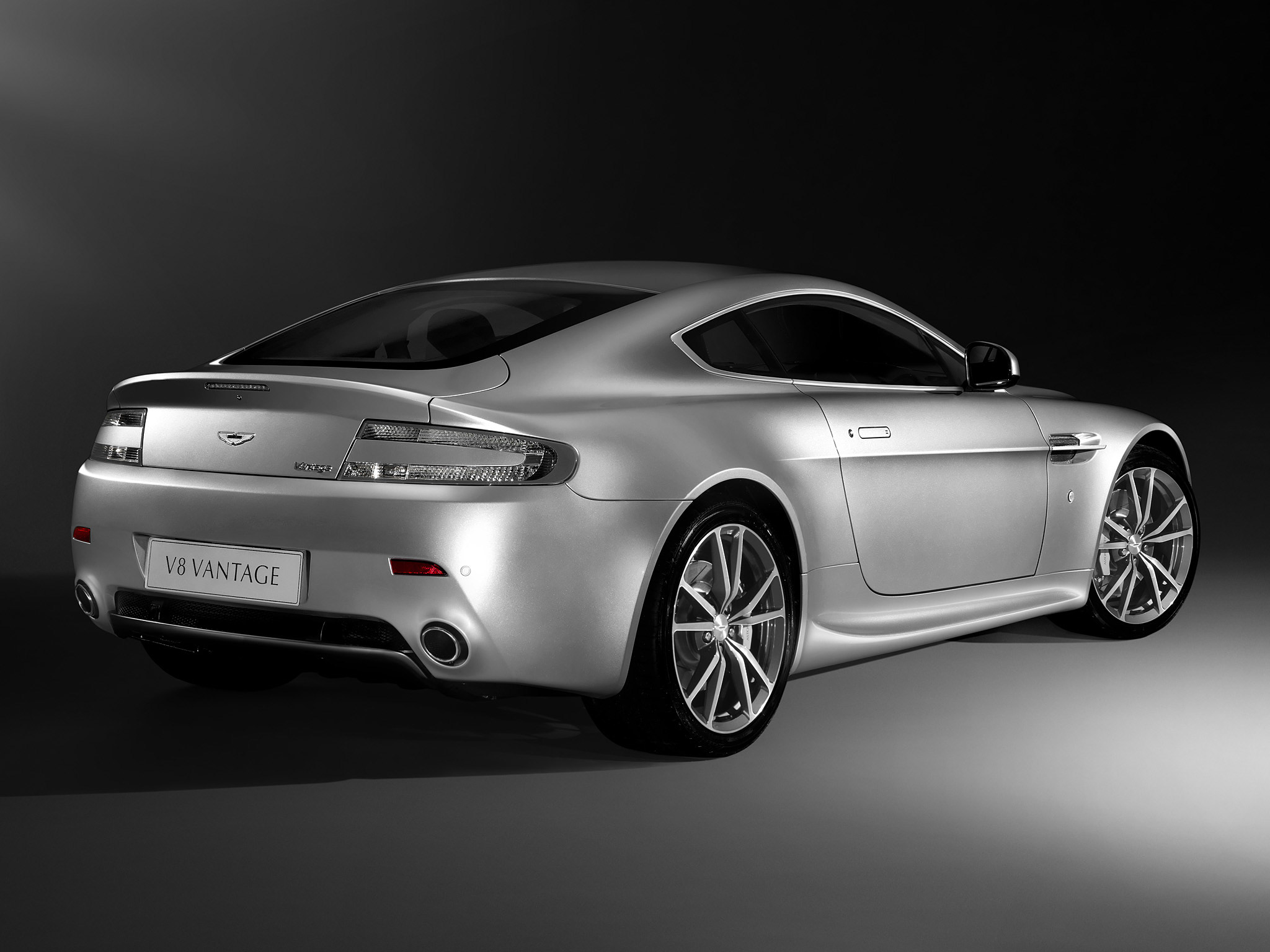 Baixar papel de parede para celular de Aston Martin, Carro, Coupé, Aston Martin V8 Vantage, Veículos, Grand Tourer, Carro Prateado gratuito.