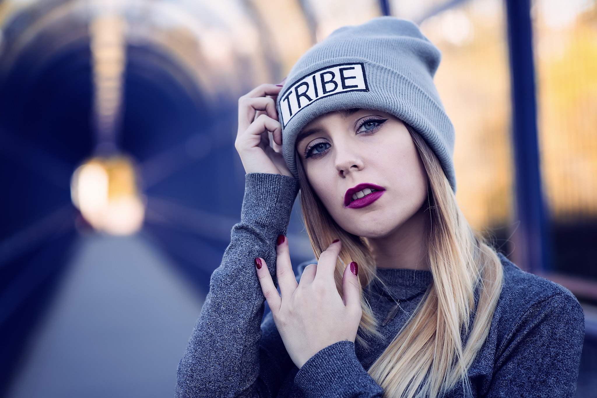 Download mobile wallpaper Blonde, Hat, Model, Women, Blue Eyes, Lipstick, Depth Of Field for free.