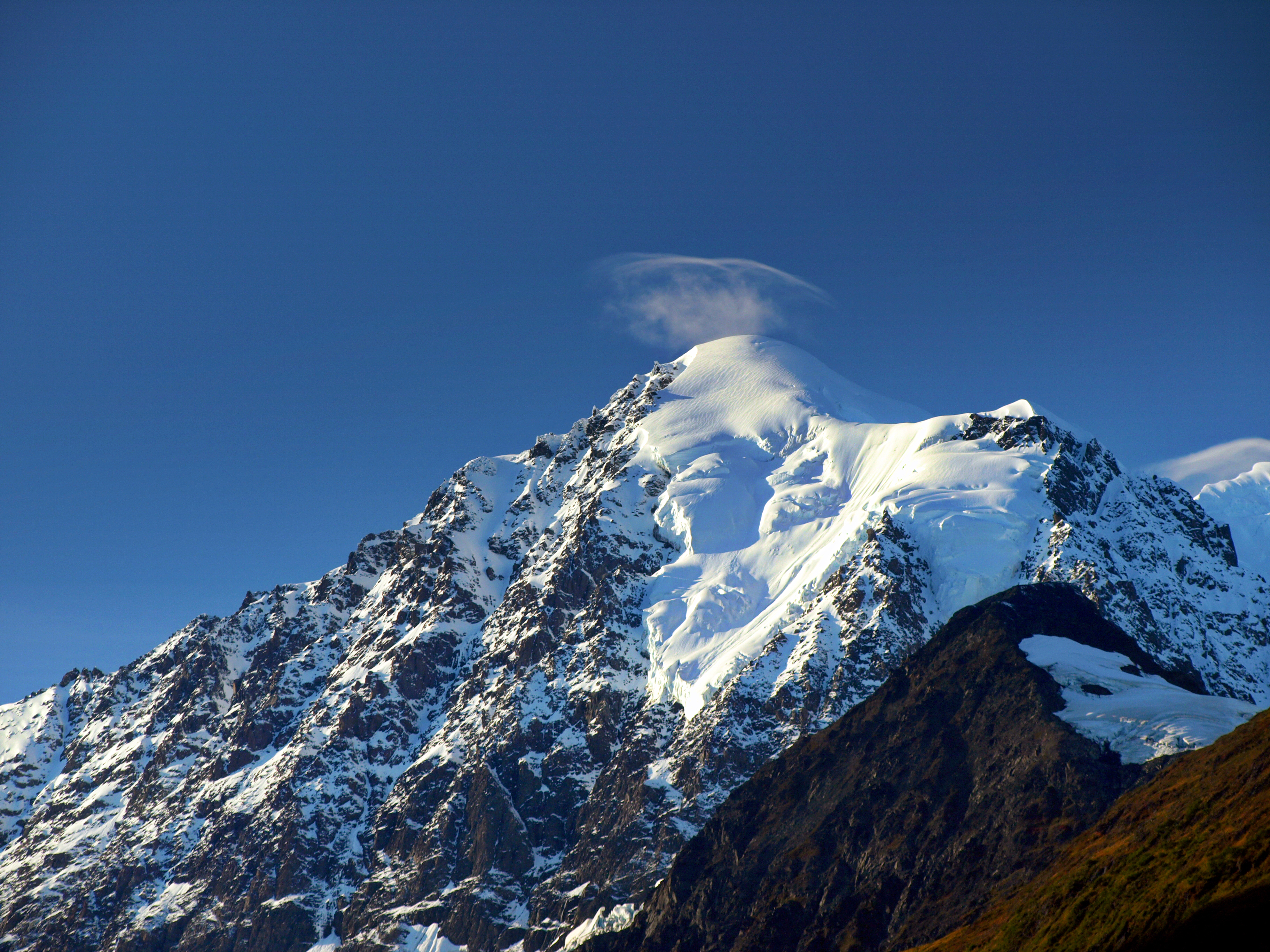 124797 скачать обои вершина, природа, снег, гора, заснеженный, склон - заставки и картинки бесплатно