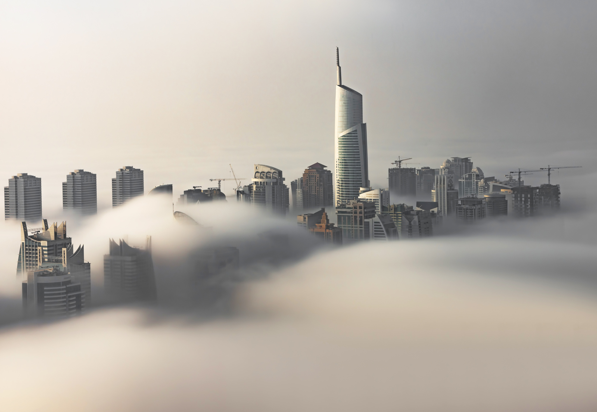 Descarga gratis la imagen Ciudades, Rascacielos, Edificio, Niebla, Emiratos Árabes Unidos, Hecho Por El Hombre, Dubái en el escritorio de tu PC
