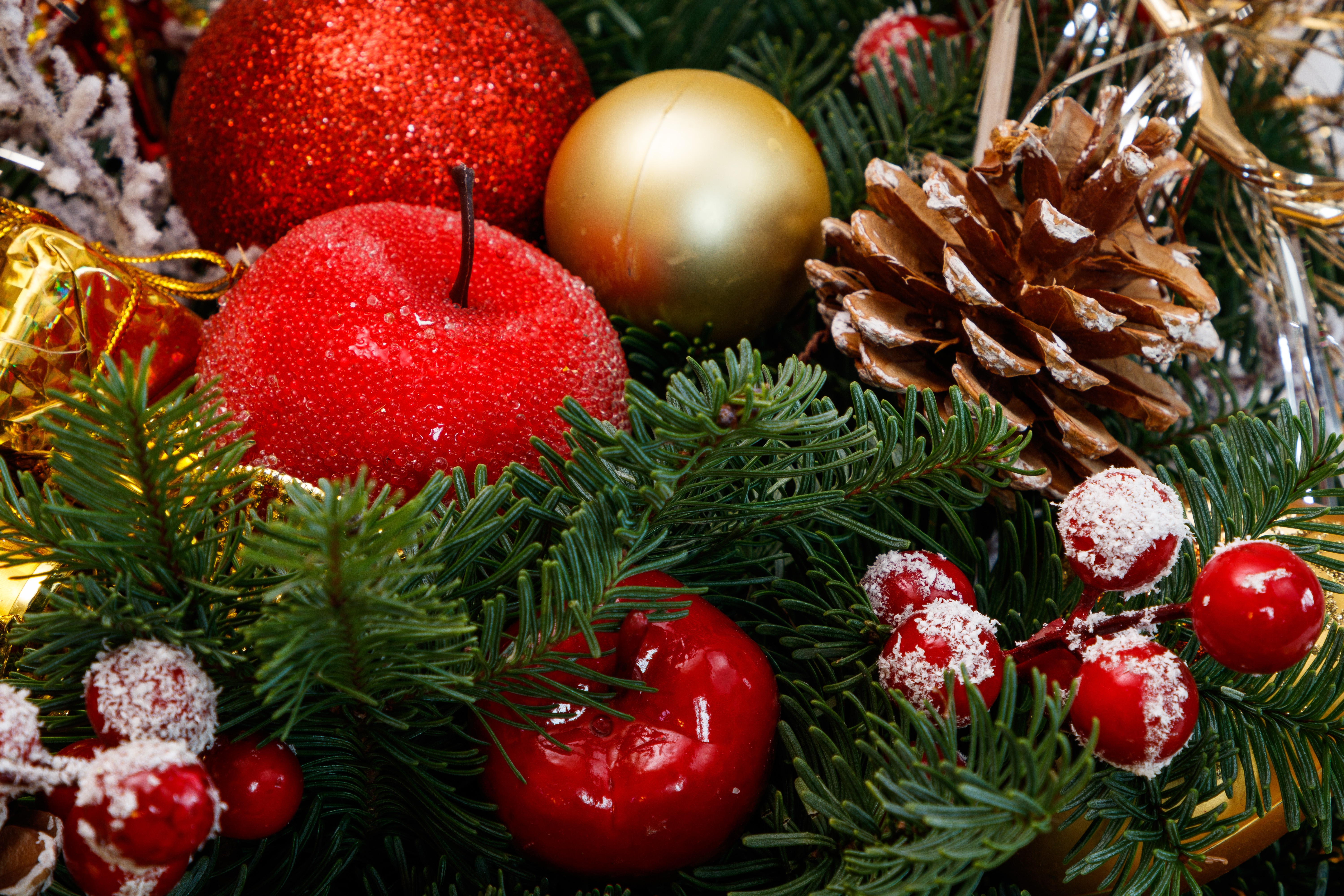 Handy-Wallpaper Feiertage, Weihnachten, Beere, Apfel, Tannenzapfen, Flitter kostenlos herunterladen.