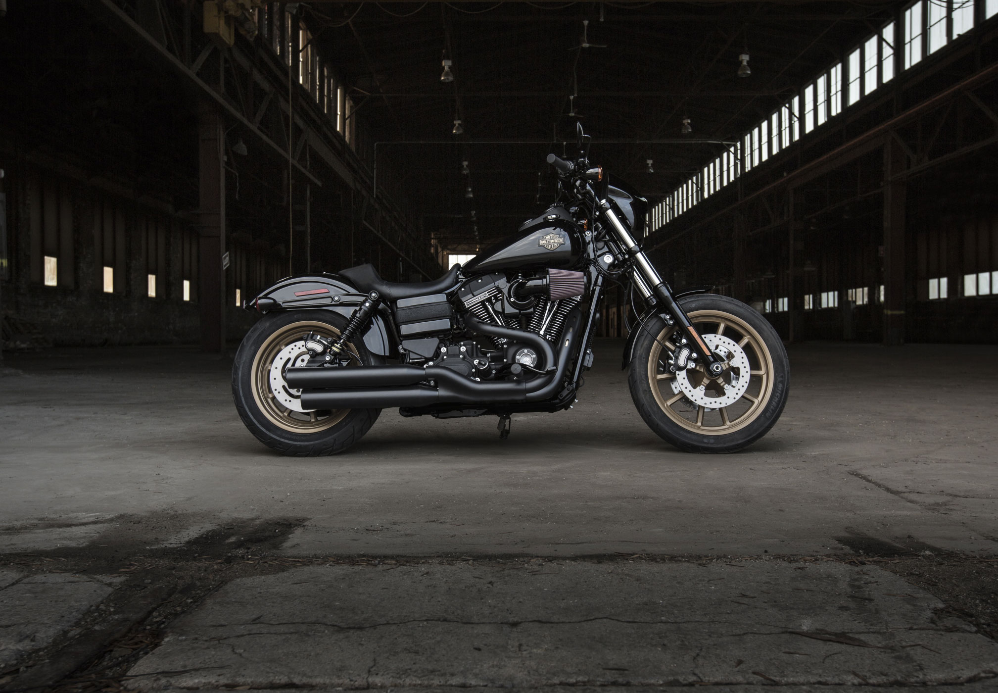 Завантажити шпалери Harley Davidson Low Rider на телефон безкоштовно