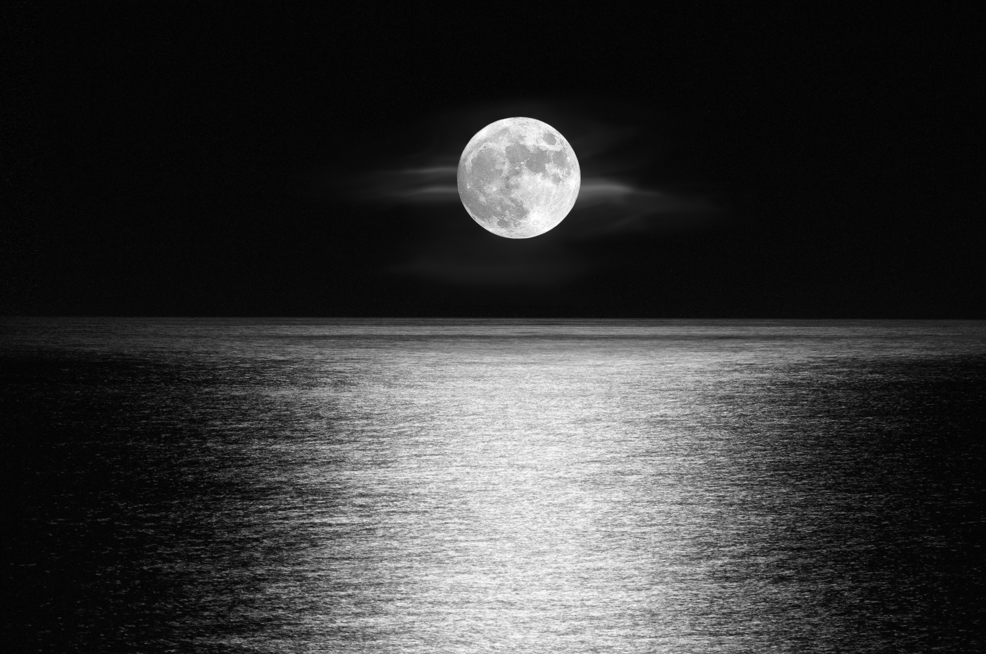 886041 скачать картинку луна, горизонт, лунный свет, земля/природа, чёрно белое, океан - обои и заставки бесплатно