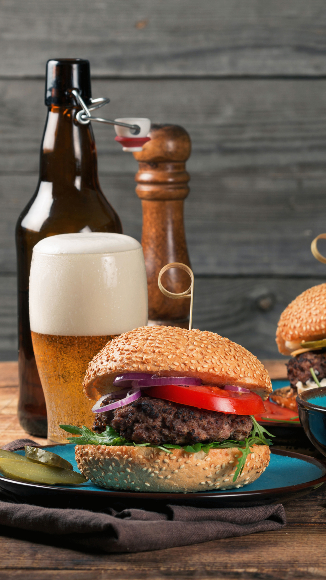 Handy-Wallpaper Hamburger, Bier, Nahrungsmittel, Stillleben, Getränk, Alkohol kostenlos herunterladen.