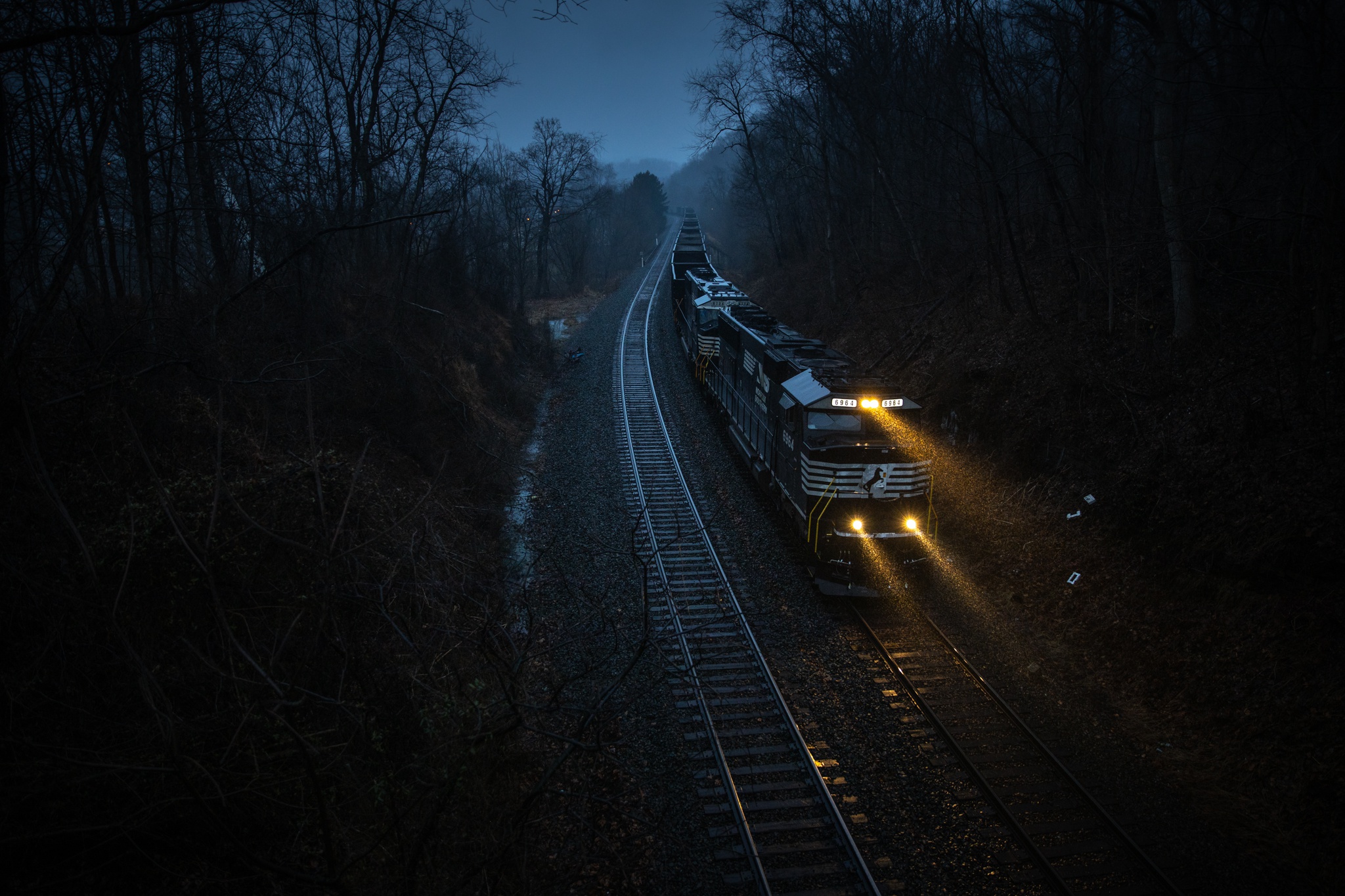 Baixe gratuitamente a imagem Noite, Ferrovia, Trem, Veículos na área de trabalho do seu PC