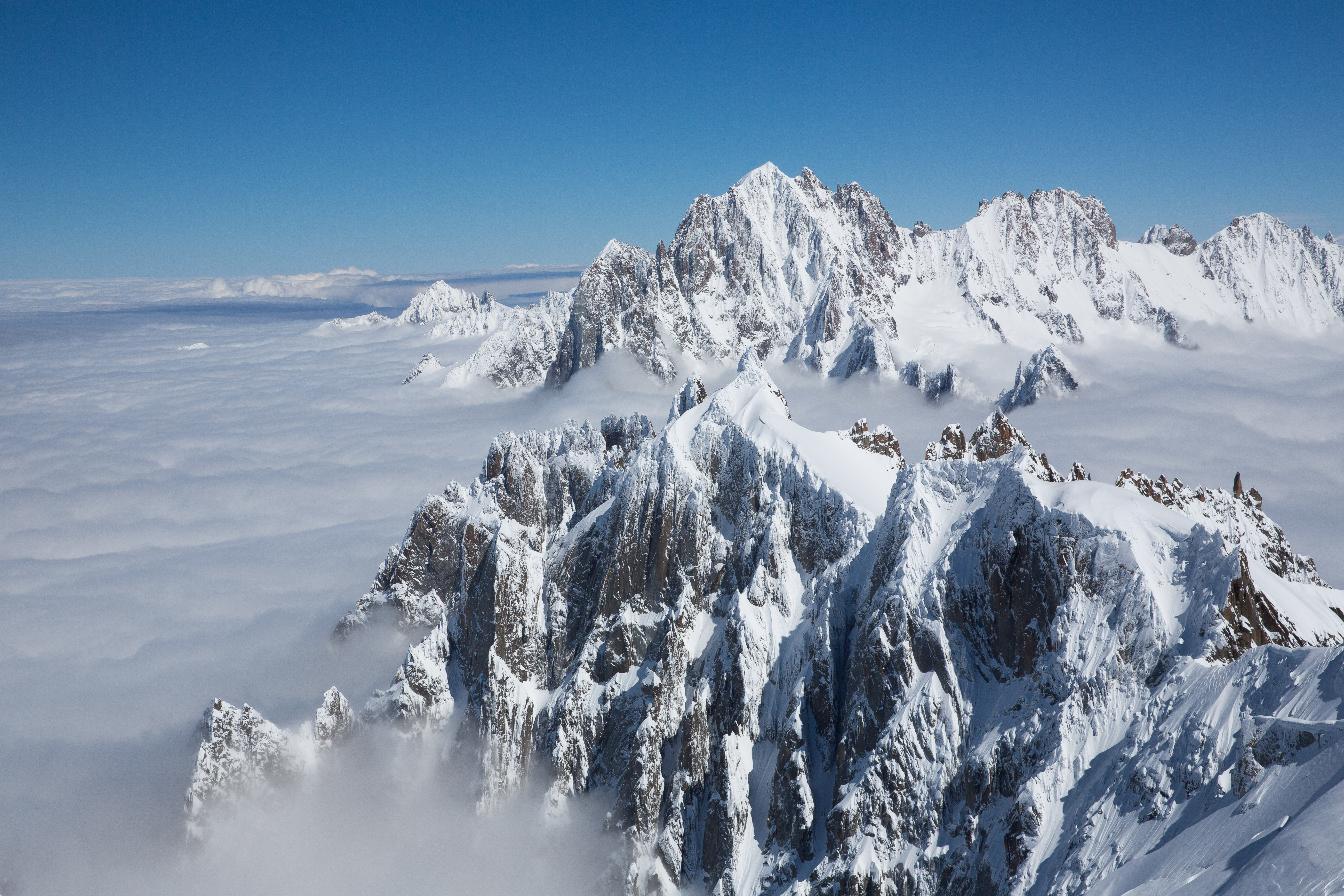 118558 скачать обои заснеженный, пик, природа, горы, облака, снег, вершина - заставки и картинки бесплатно
