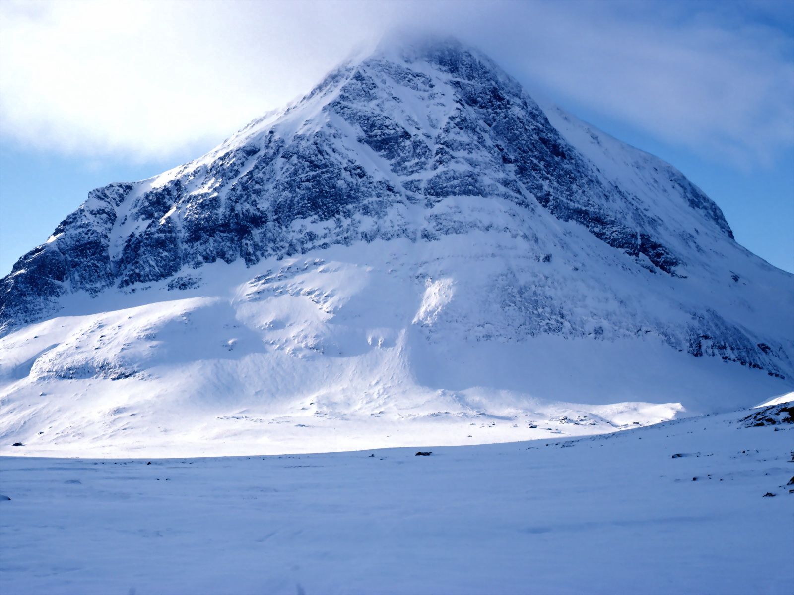Скачать картинку Гора, Туман, Вершина, Снег, Природа в телефон бесплатно.