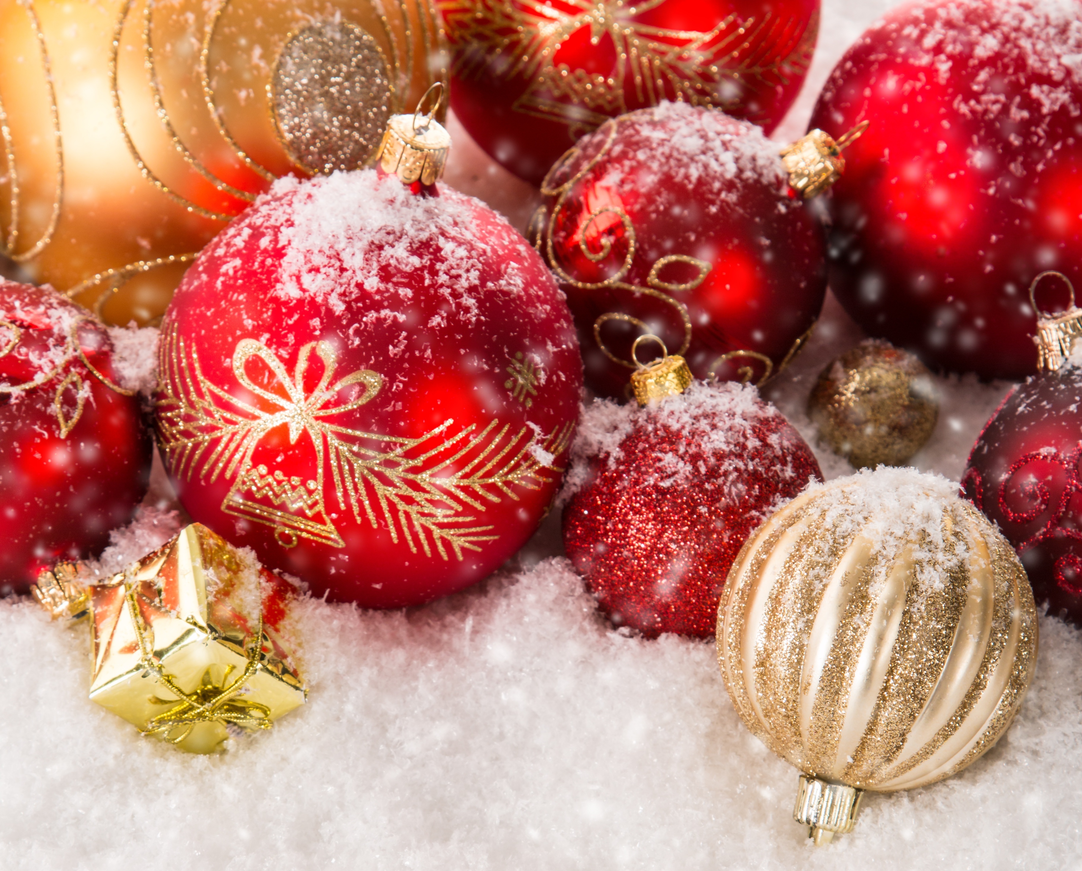 Free download wallpaper Snow, Christmas, Holiday, Decoration, Christmas Ornaments on your PC desktop