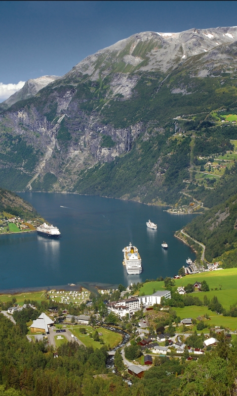 Handy-Wallpaper Berg, Dorf, Gebirge, Norwegen, Kreuzfahrtschiff, Fjord, Erde/natur, Geiranger, Geirangerfjord kostenlos herunterladen.