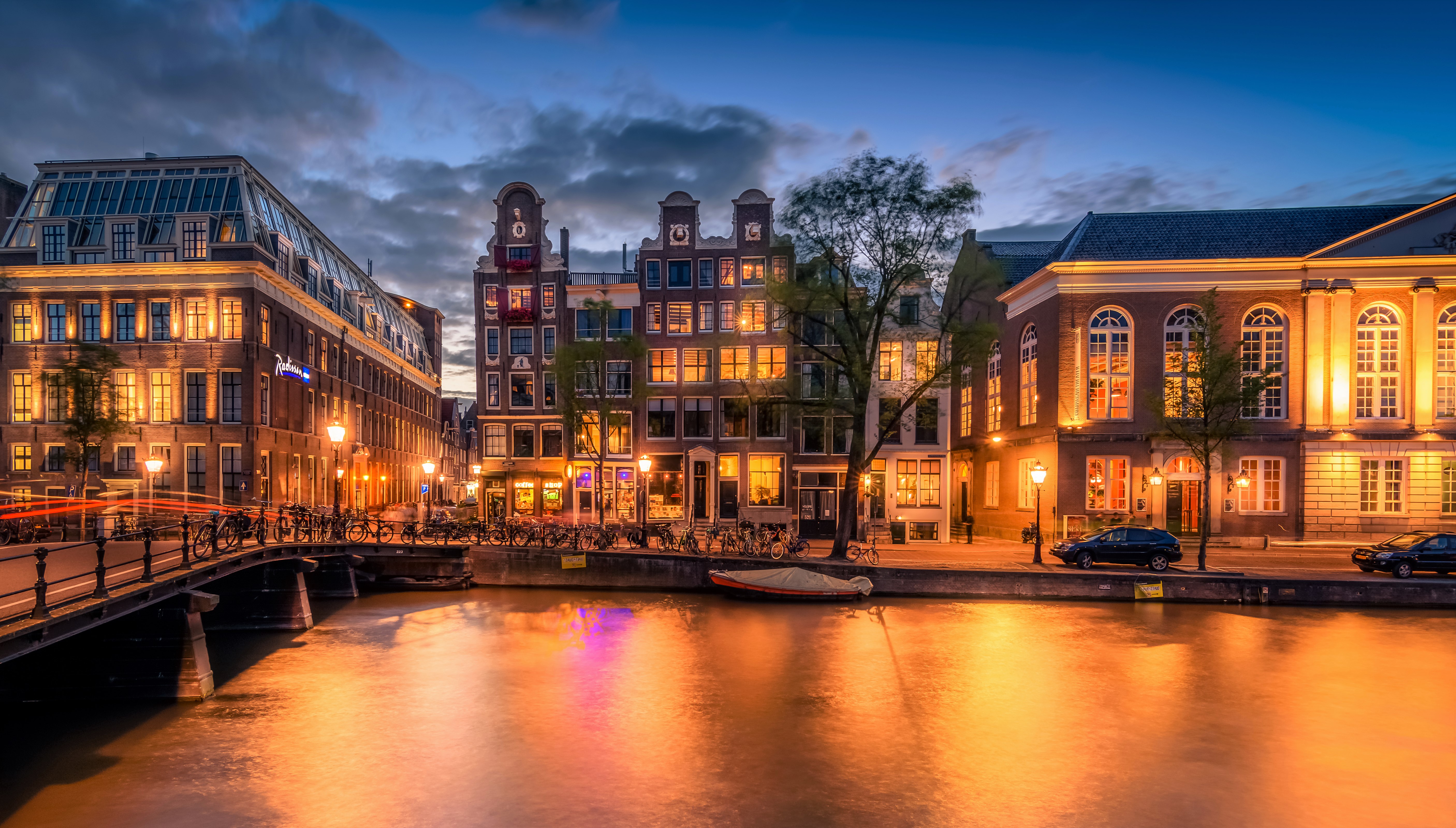 無料モバイル壁紙都市, 街, 建物, 光, 夕暮れ, アムステルダム, トワイライト, マンメイドをダウンロードします。