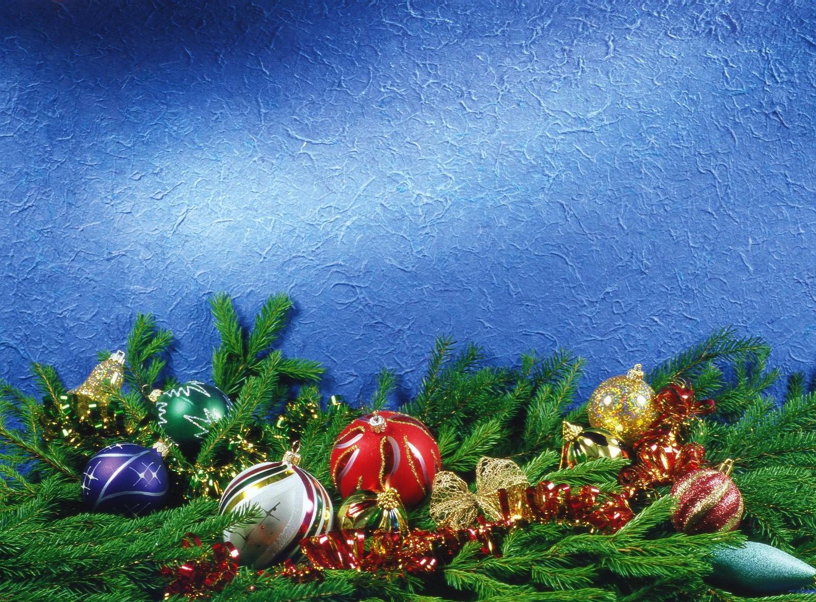 105685 baixar papel de parede decorações de natal, férias, feriado, agulhas, brinquedos de árvore de natal, ouropel, atributos - protetores de tela e imagens gratuitamente