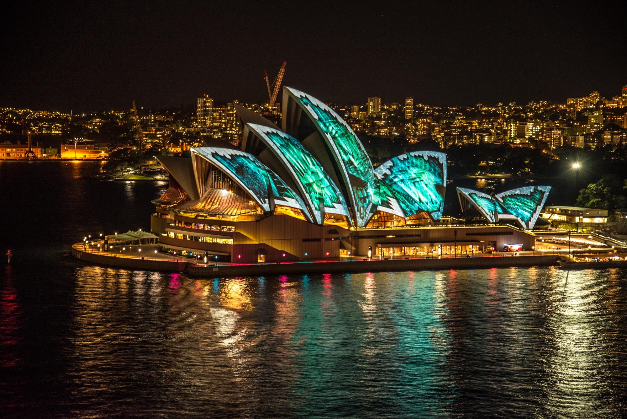 Скачать картинку Ночь, Архитектура, Город, Свет, Сидней, Австралия, Сиднейский Оперный Театр, Сделано Человеком в телефон бесплатно.