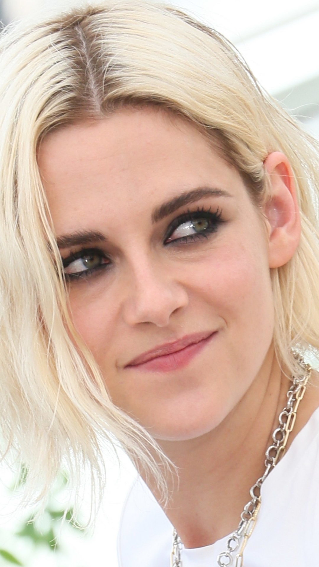 Download mobile wallpaper Kristen Stewart, Blonde, Face, American, Celebrity, Short Hair, Actress for free.