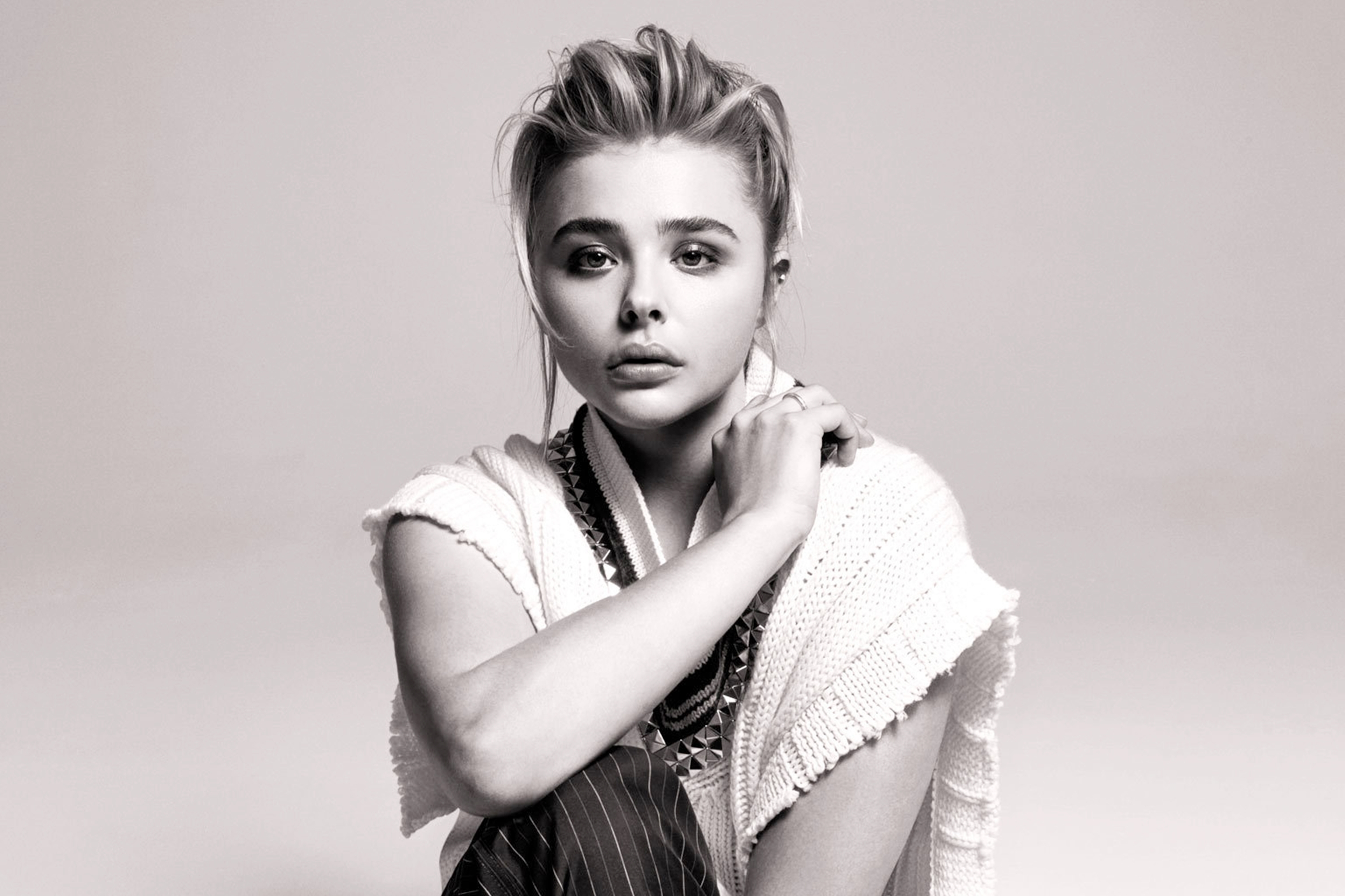 Baixar papel de parede para celular de Celebridade, Preto & Branco, Atriz, Chloë Grace Moretz gratuito.