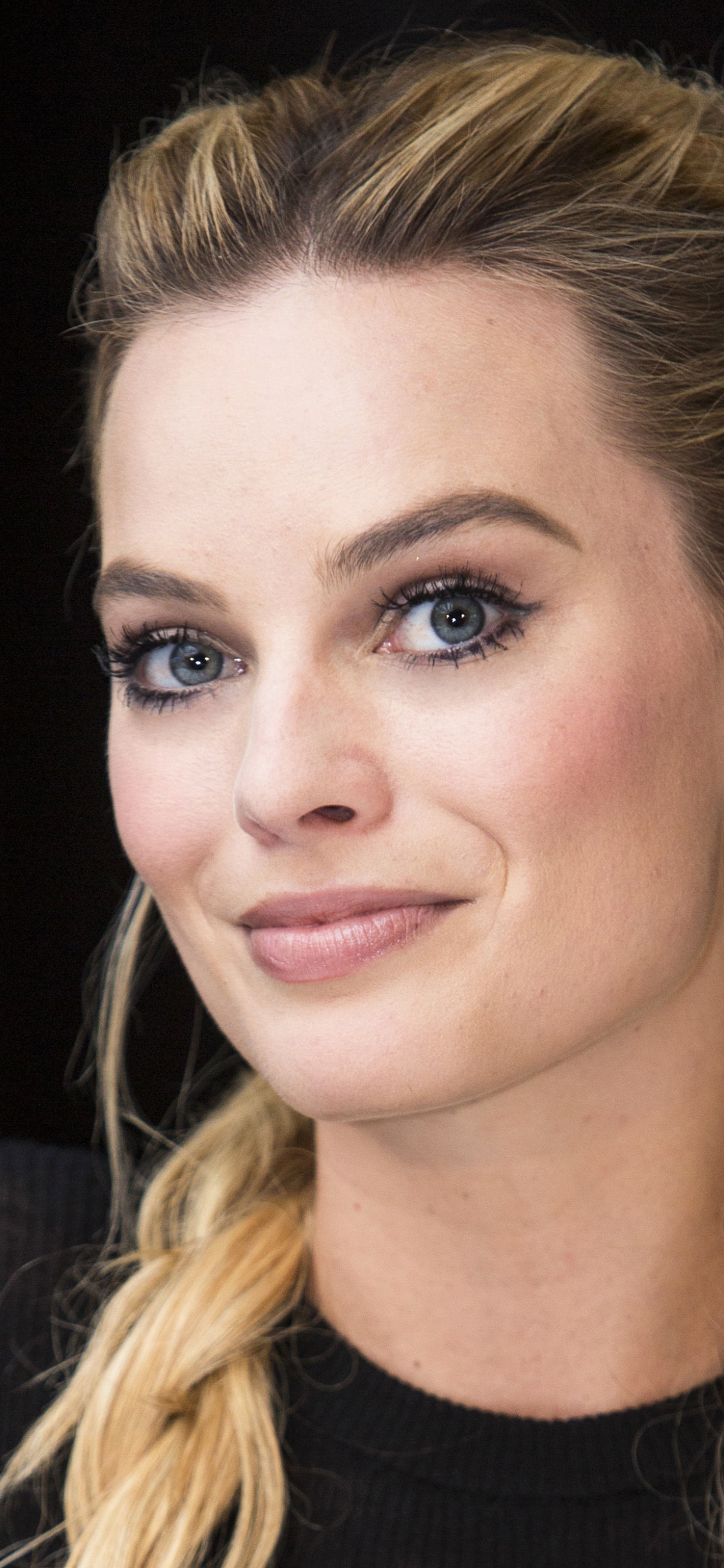 Download mobile wallpaper Smile, Blue Eyes, Celebrity, Actress, Australian, Margot Robbie for free.