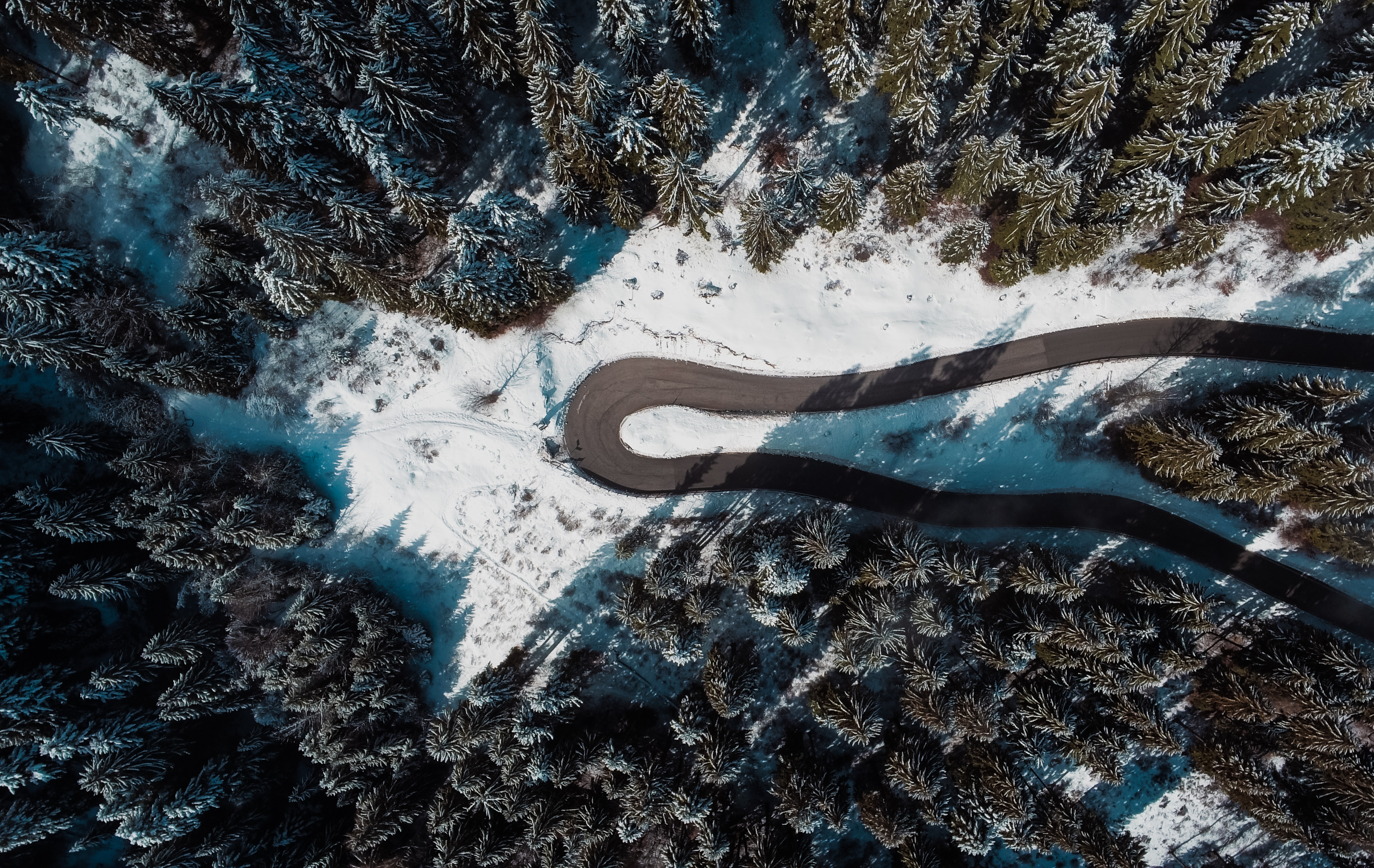 Descarga gratis la imagen Nieve, Bosque, Carretera, Hecho Por El Hombre, Fotografía Aérea en el escritorio de tu PC